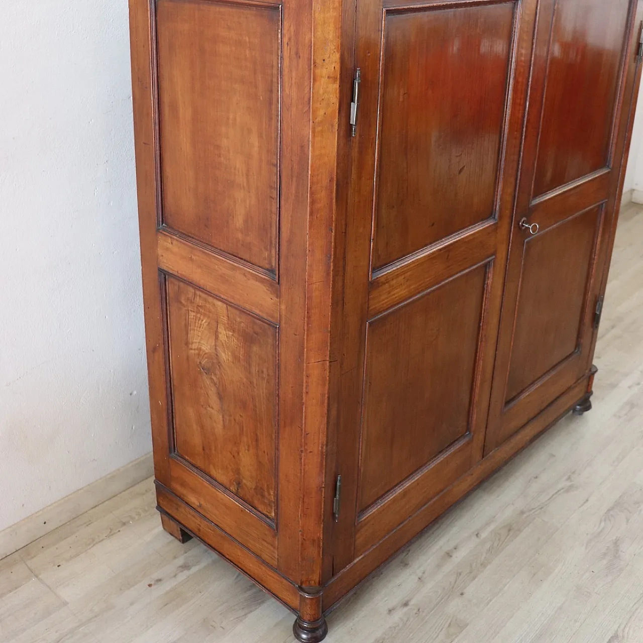 Wardrobe in solid walnut with marble top, 19th century 6