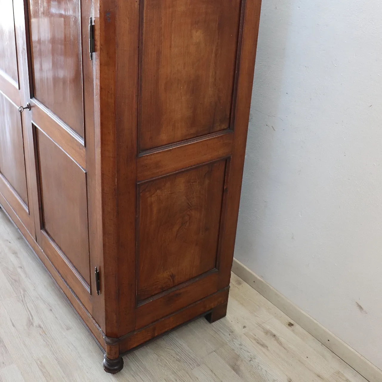 Wardrobe in solid walnut with marble top, 19th century 7