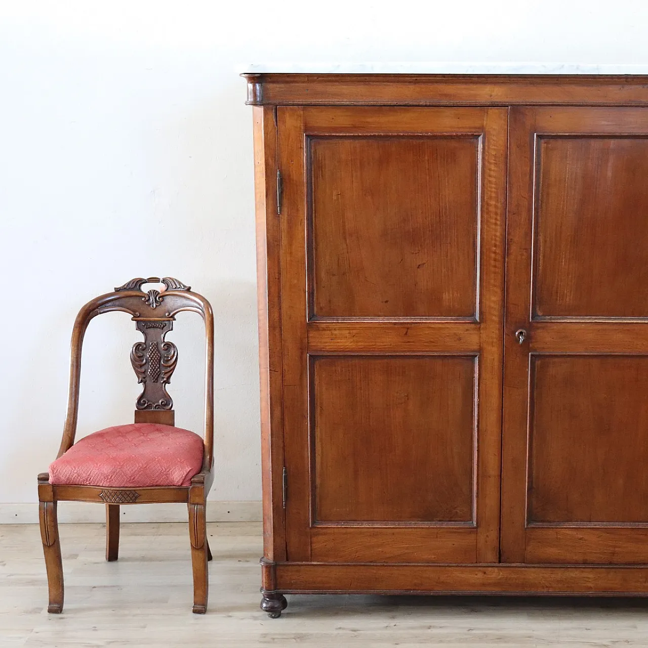 Wardrobe in solid walnut with marble top, 19th century 13