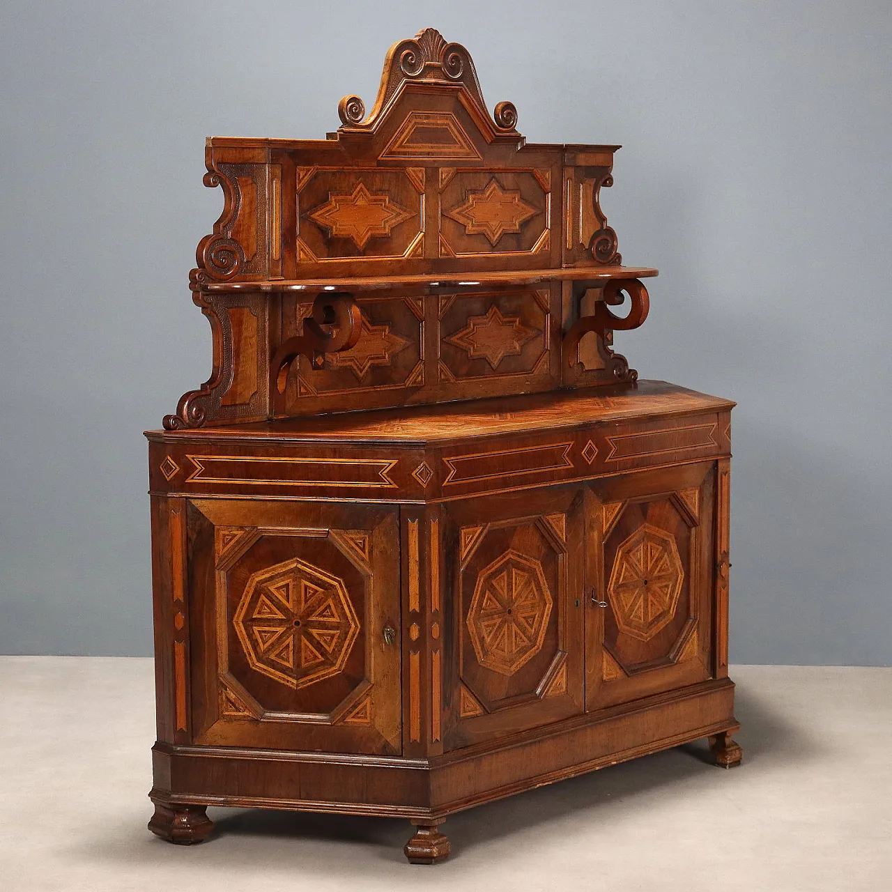 Credenza umbertina in noce dalla forma arrotondata, fine '800 1