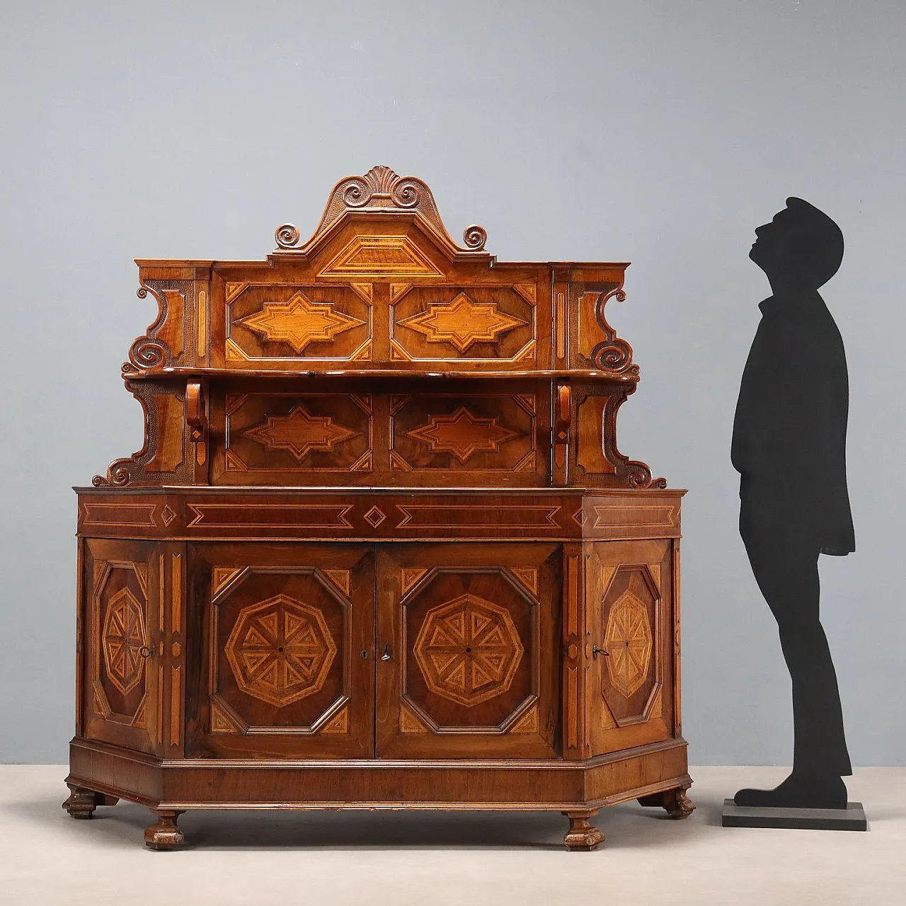 Credenza umbertina in noce dalla forma arrotondata, fine '800 3