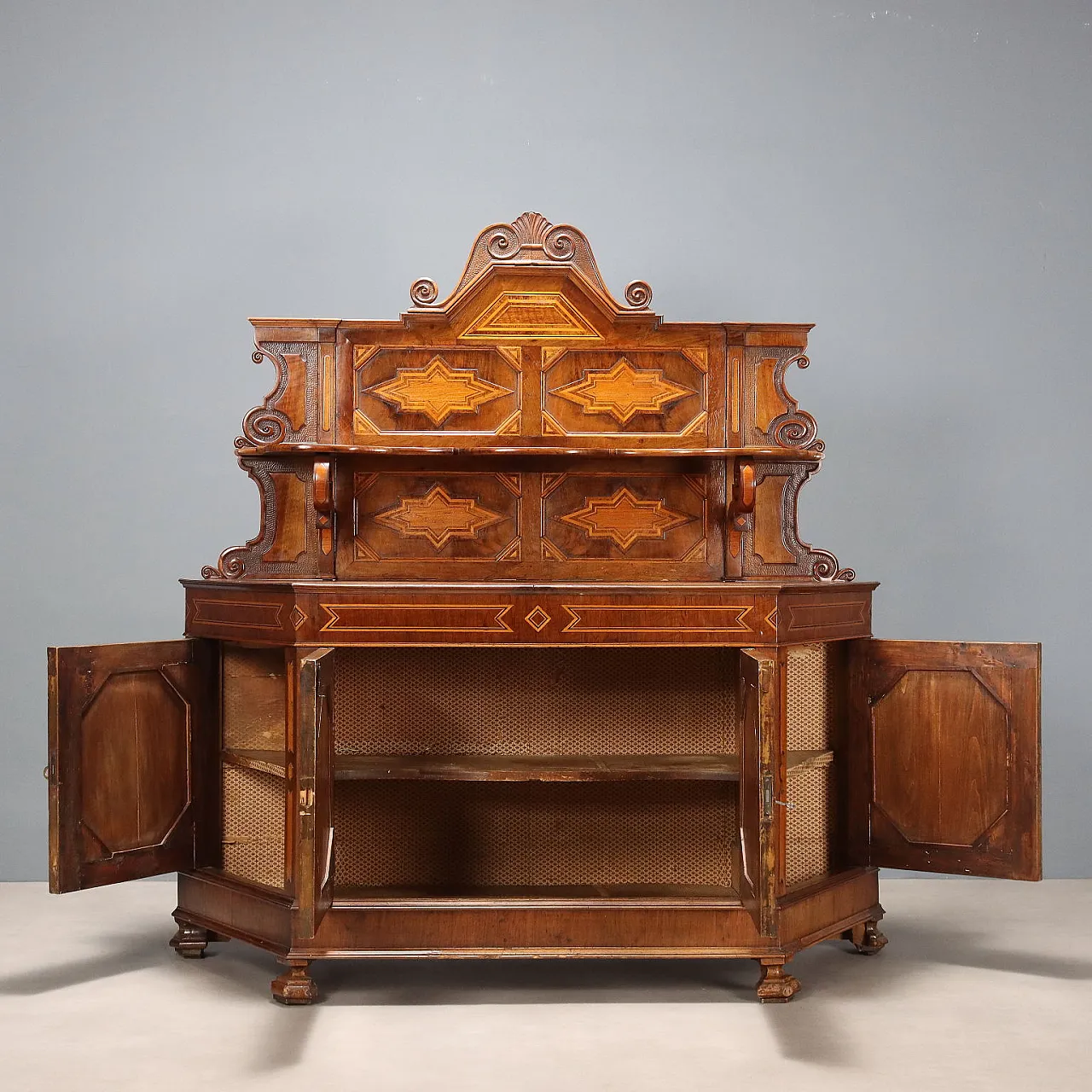 Credenza umbertina in noce dalla forma arrotondata, fine '800 4