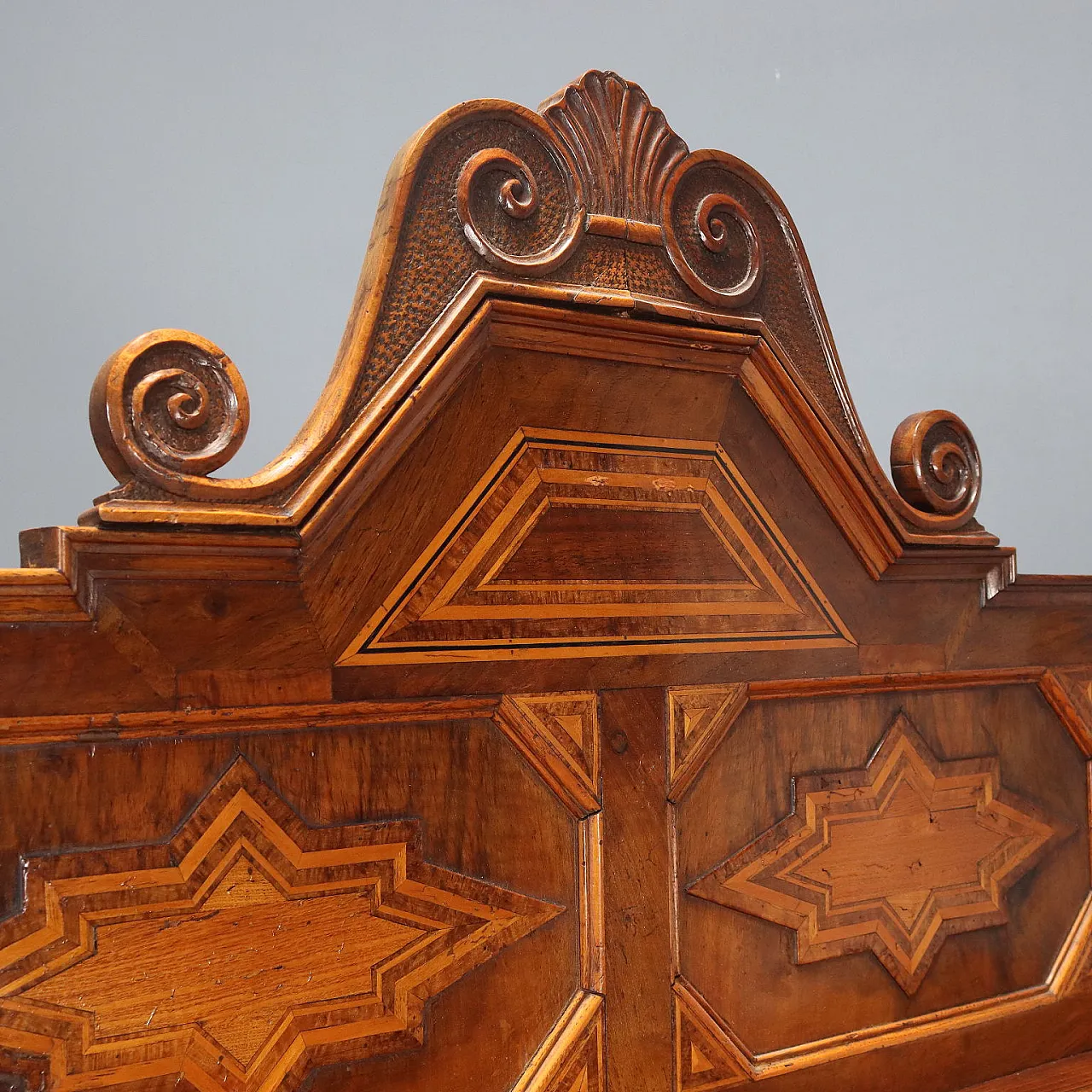 Credenza umbertina in noce dalla forma arrotondata, fine '800 5