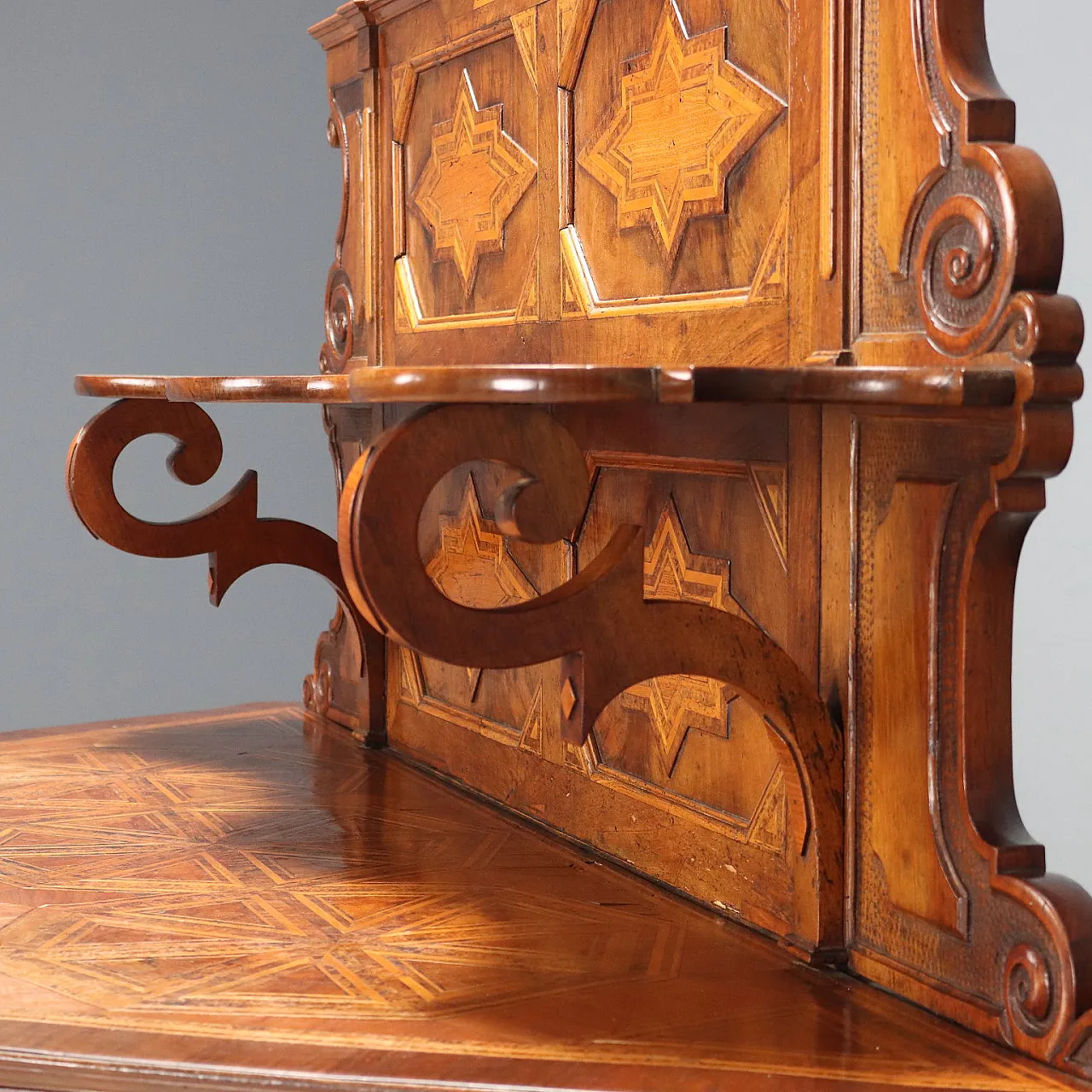 Credenza umbertina in noce dalla forma arrotondata, fine '800 7