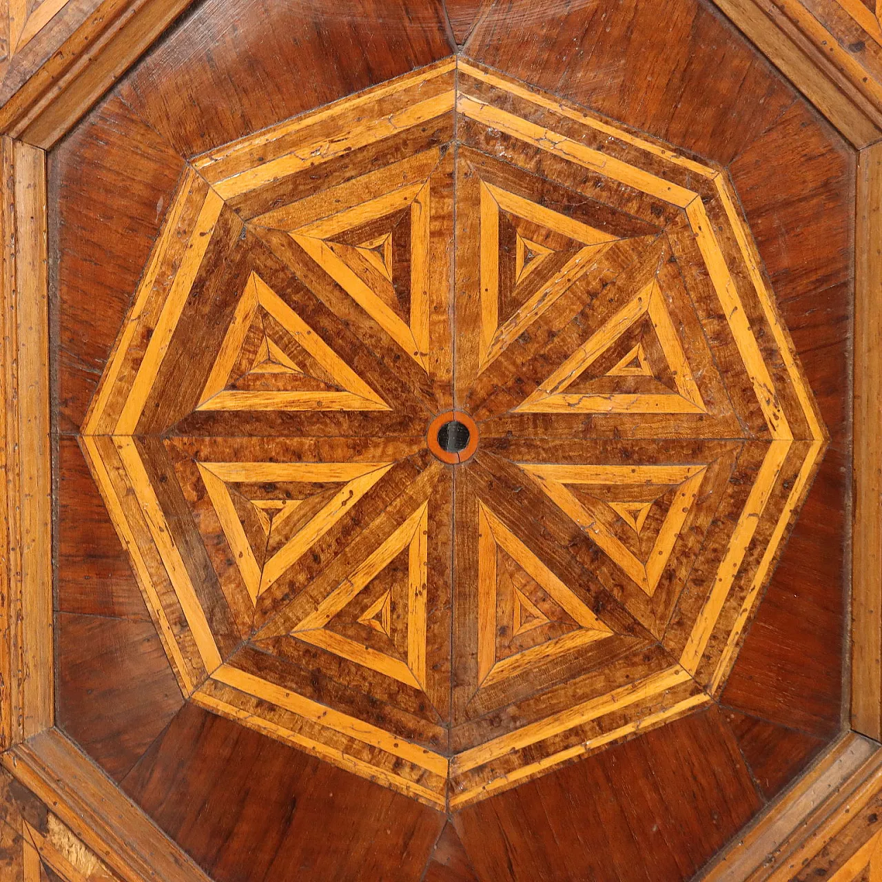 Credenza umbertina in noce dalla forma arrotondata, fine '800 8