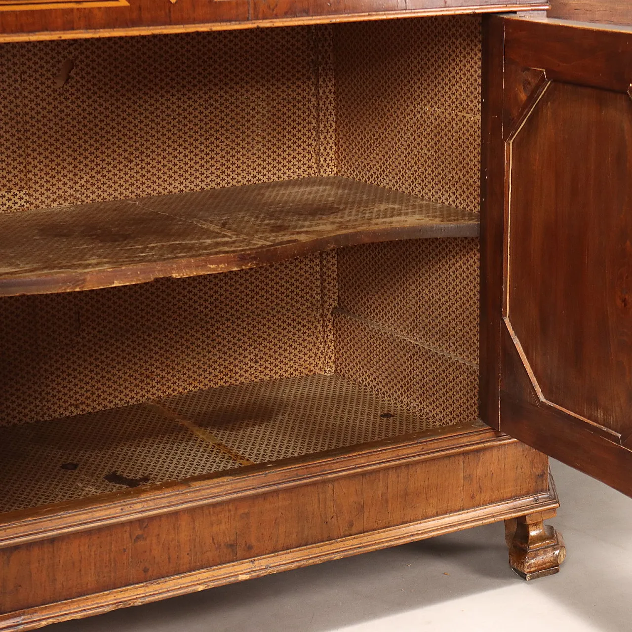 Credenza umbertina in noce dalla forma arrotondata, fine '800 10