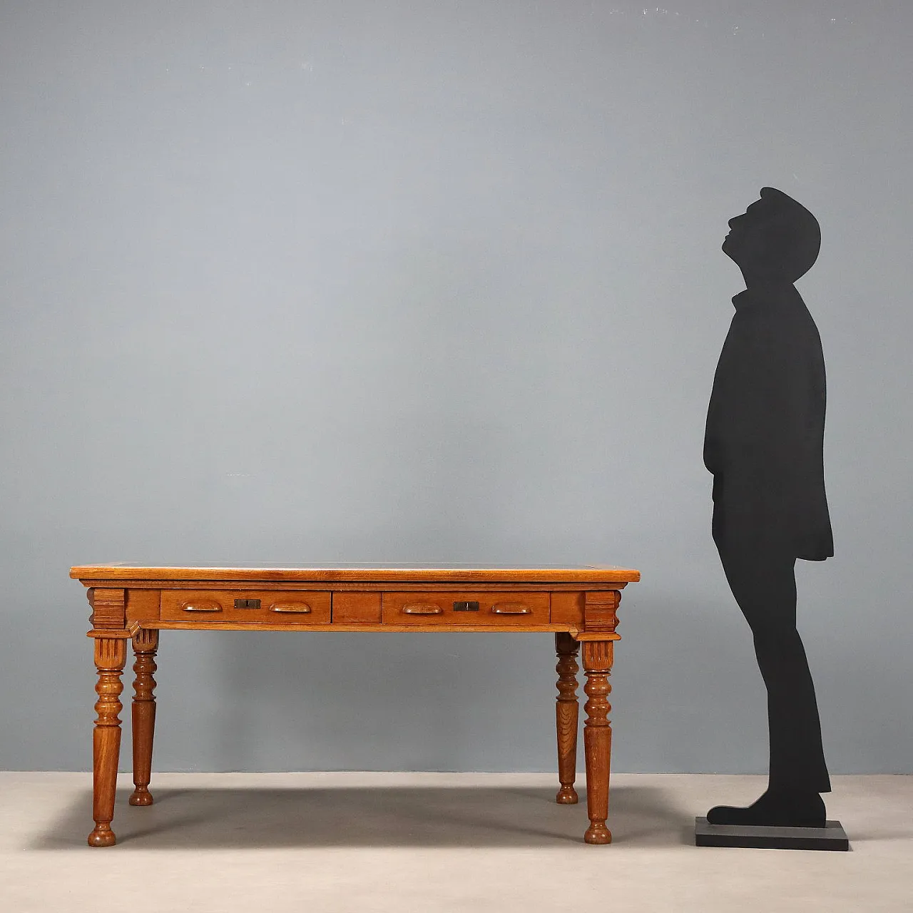 Scrivania in rovere con inserto in formica nera sul piano, primo '900 3