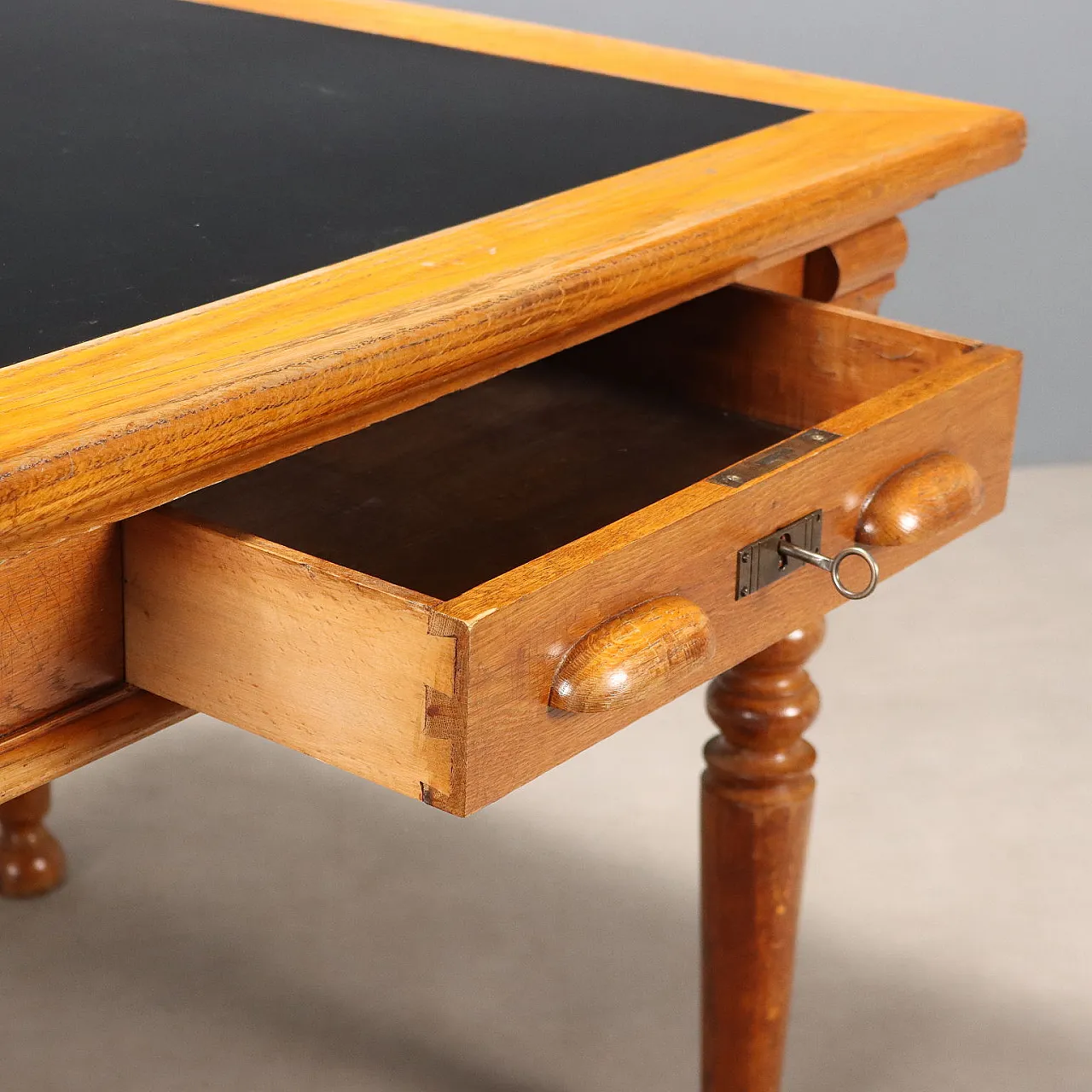 Scrivania in rovere con inserto in formica nera sul piano, primo '900 4