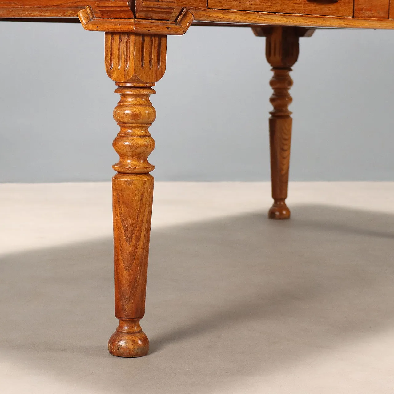 Scrivania in rovere con inserto in formica nera sul piano, primo '900 7