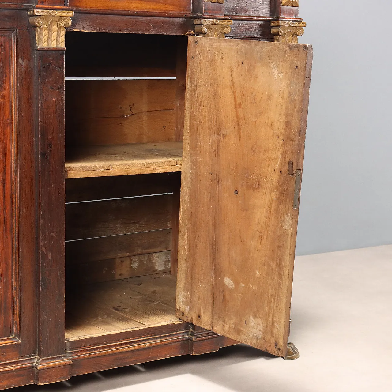 Credenza in noce e abete con piedini in metallo dorato, fine '700 10