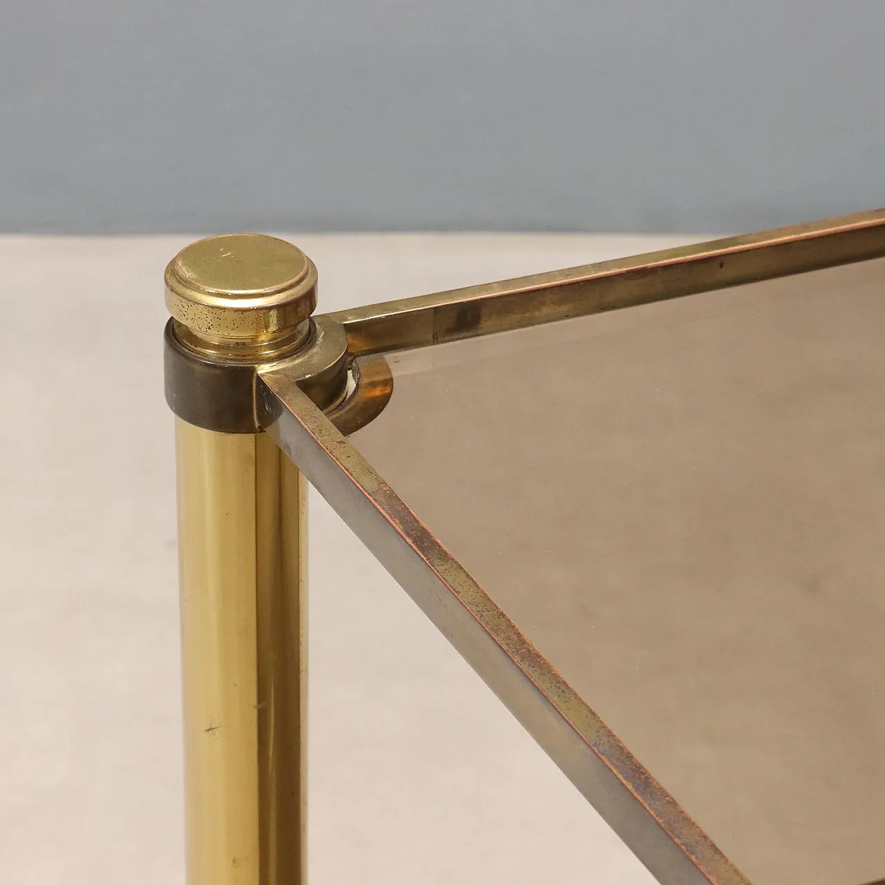 Tavolino con piano in vetro doppio fumé e struttura in ottone, '900 4