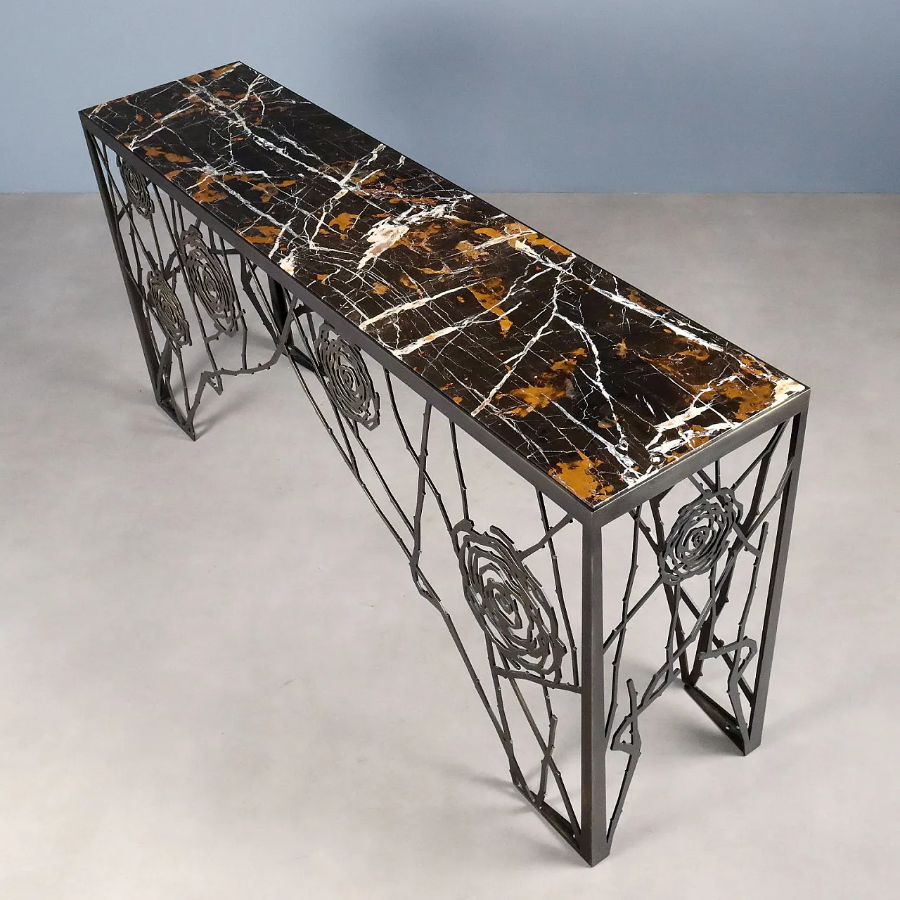 Consolle in ottone con motivo di rose e piano in marmo, '900 3