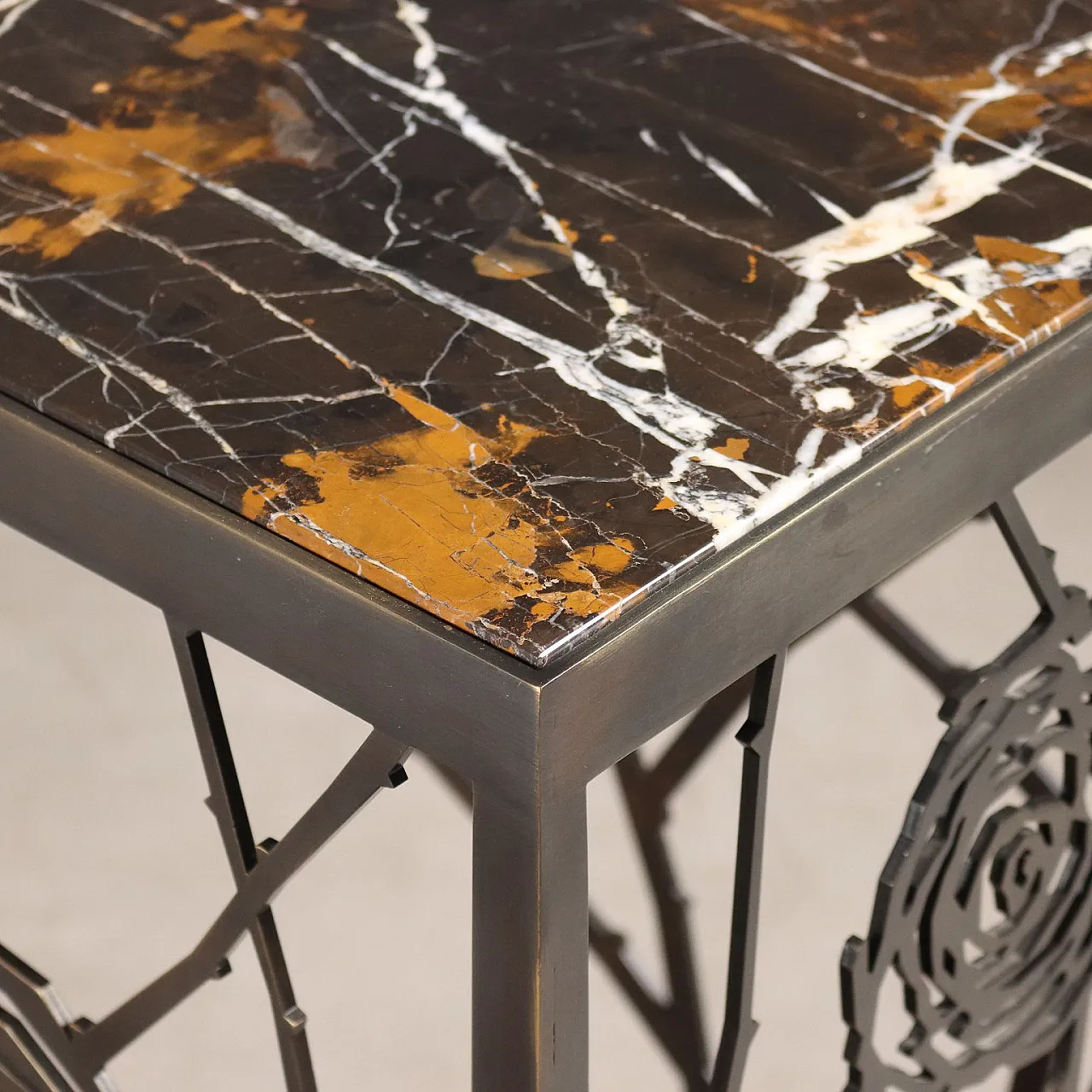 Consolle in ottone con motivo di rose e piano in marmo, '900 4