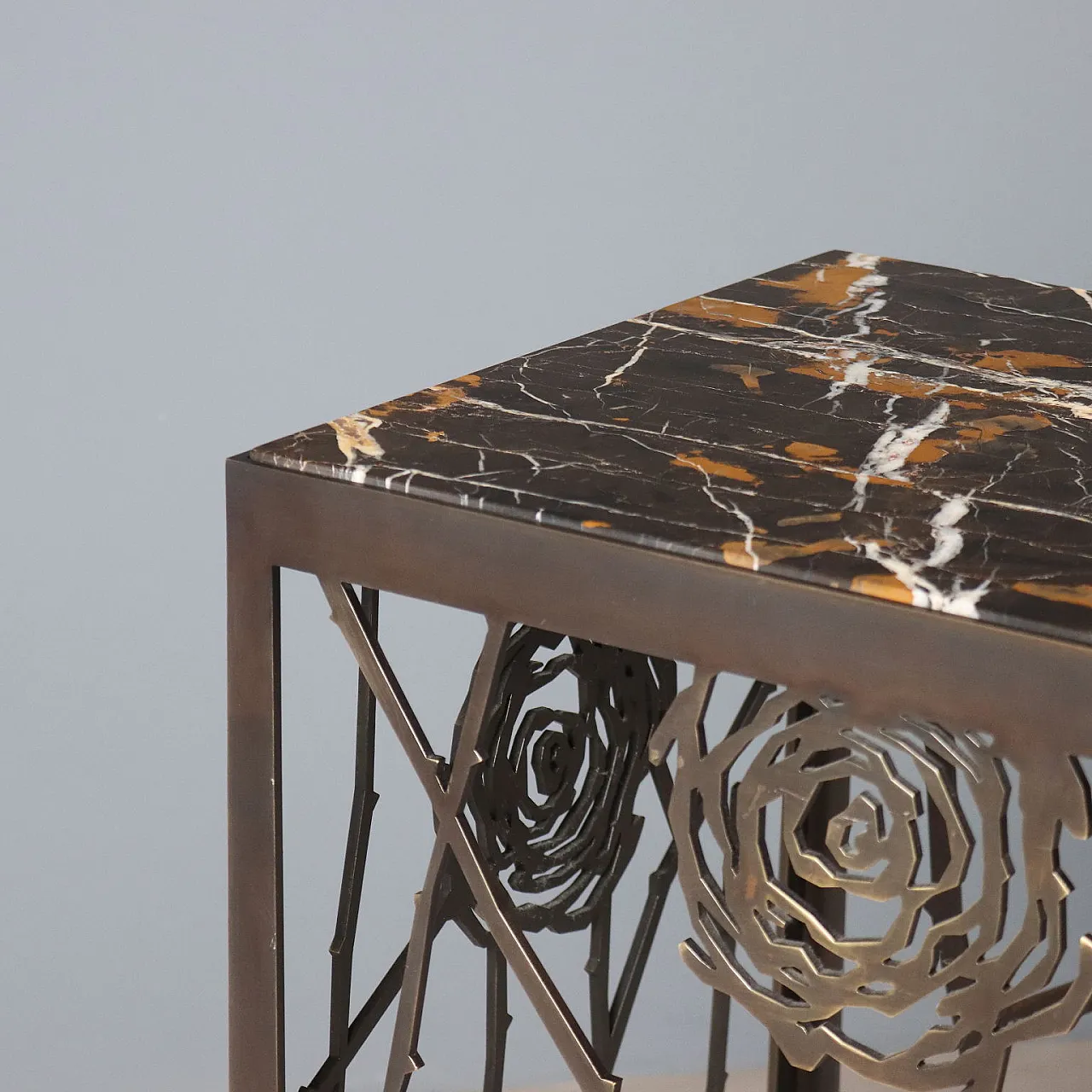 Consolle in ottone con motivo di rose e piano in marmo, '900 5