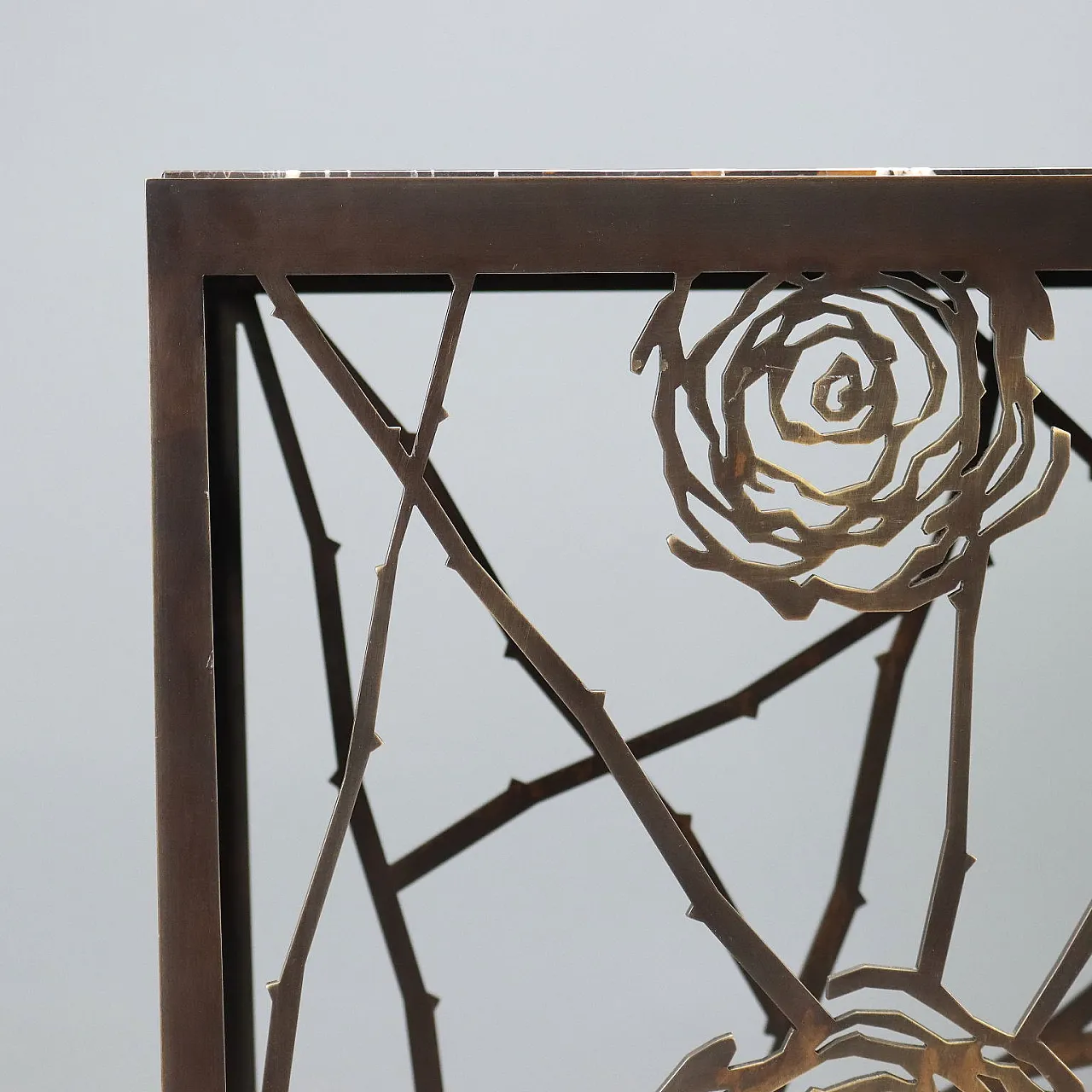 Consolle in ottone con motivo di rose e piano in marmo, '900 6