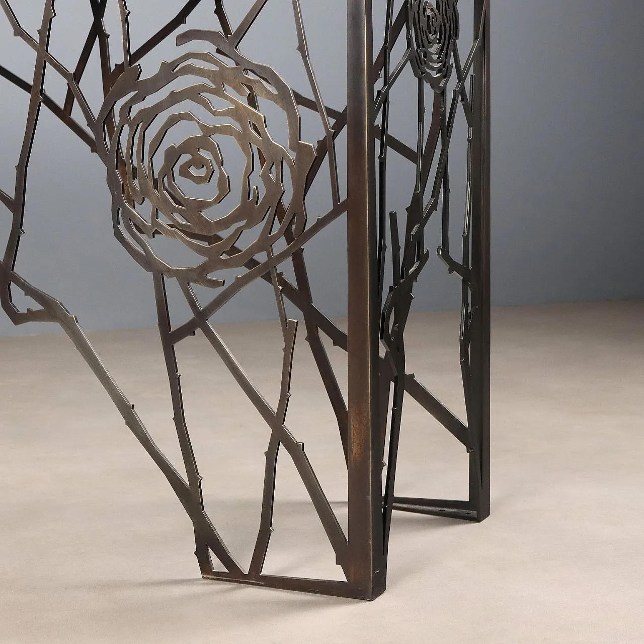 Consolle in ottone con motivo di rose e piano in marmo, '900 8