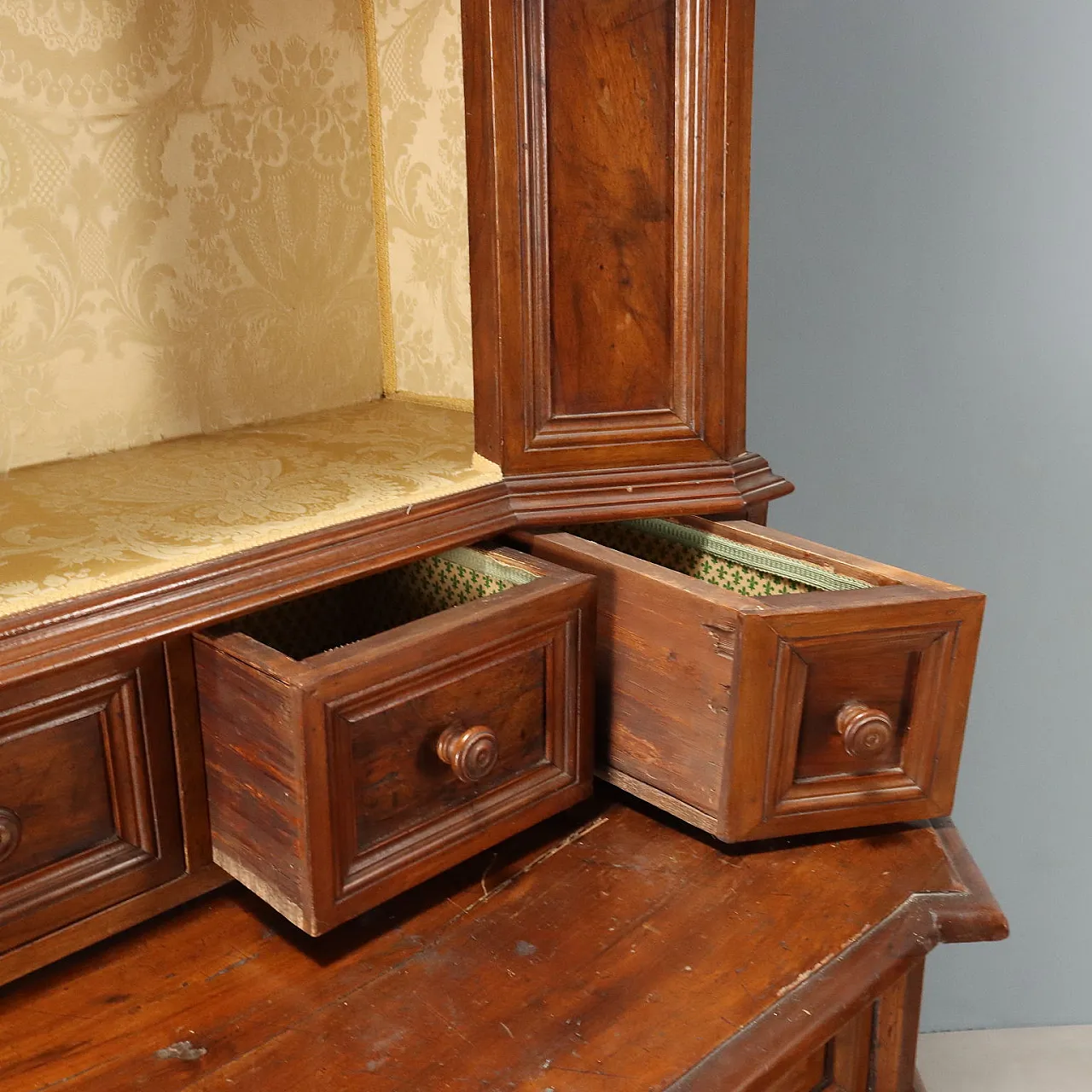 Cupboard in walnut with 6 drawers with upper part, 19th century 6