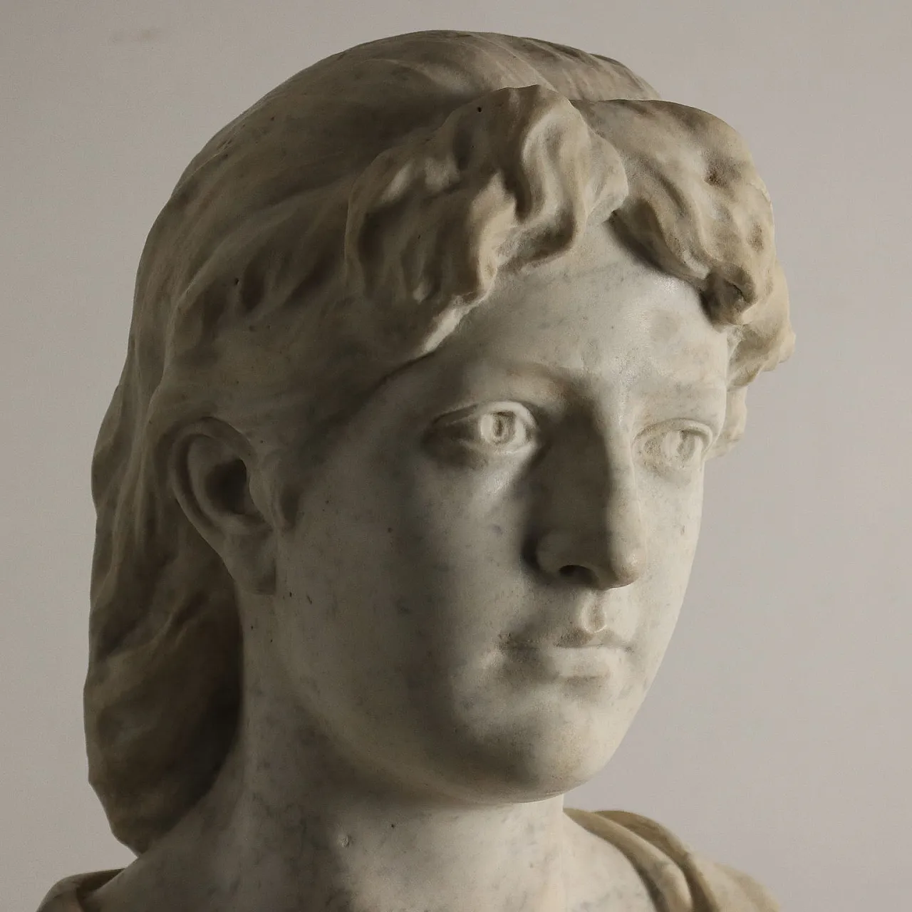 Busto femminile e colonna Liberty in marmo bianco, fine '800 4