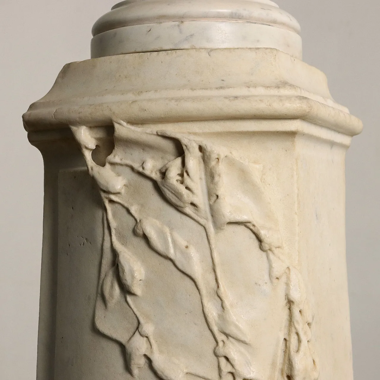 Busto femminile e colonna Liberty in marmo bianco, fine '800 7