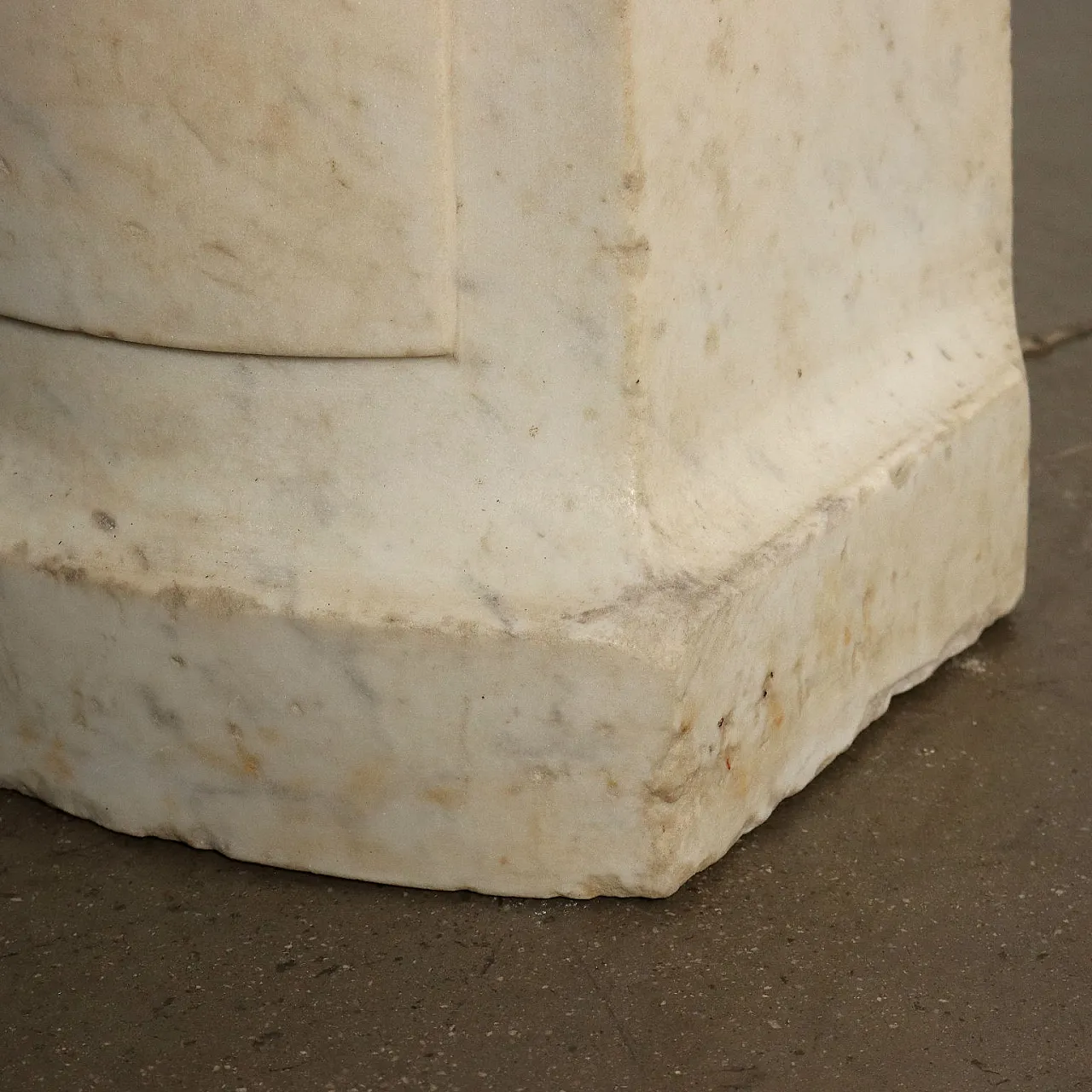 Busto femminile e colonna Liberty in marmo bianco, fine '800 9