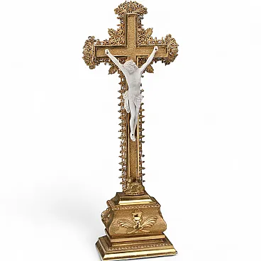 Crocifisso in legno dorato e porcellana biscotto, '900
