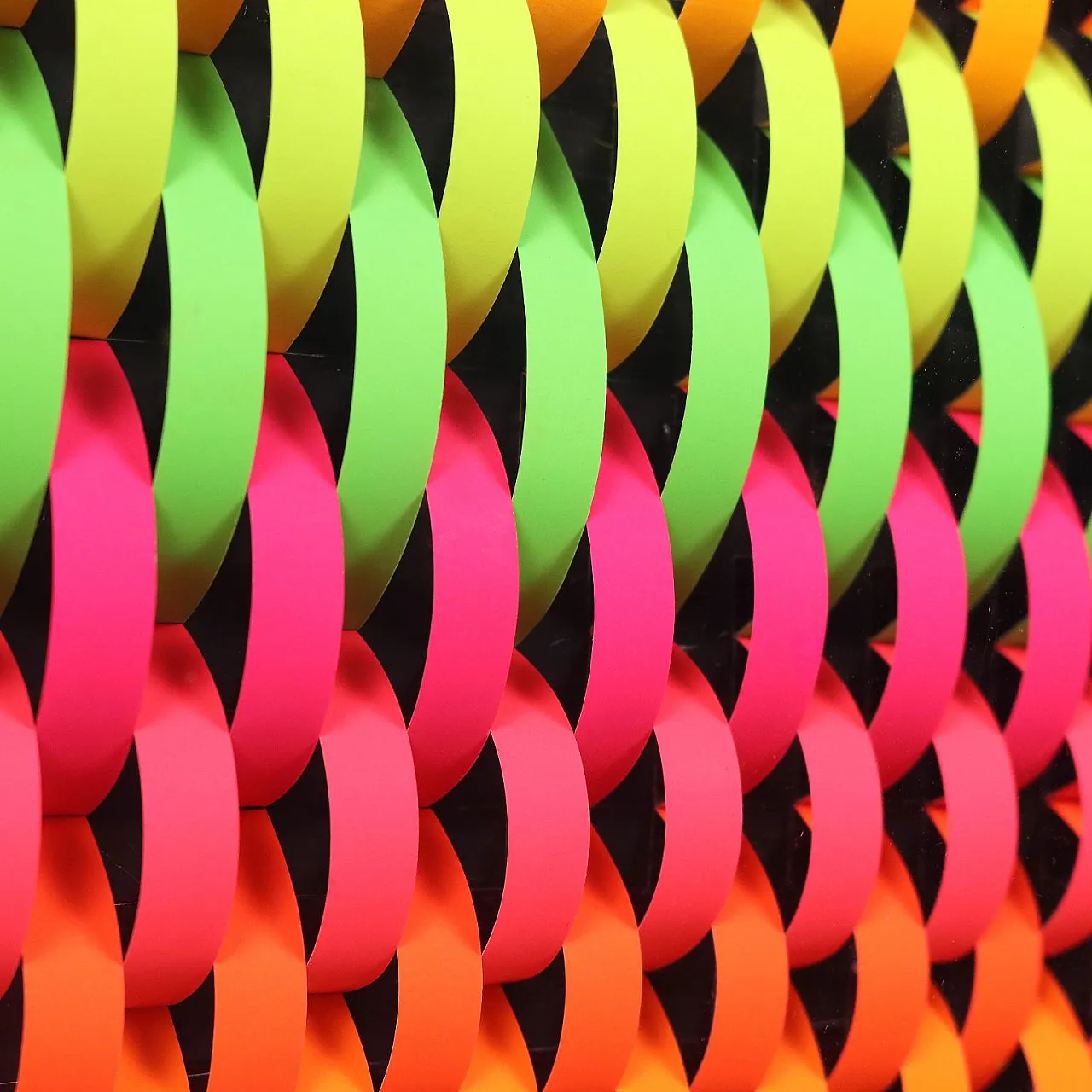 Geometrie cromo-cinetiche, carta fluorescente su cartoncino nero, '900 4