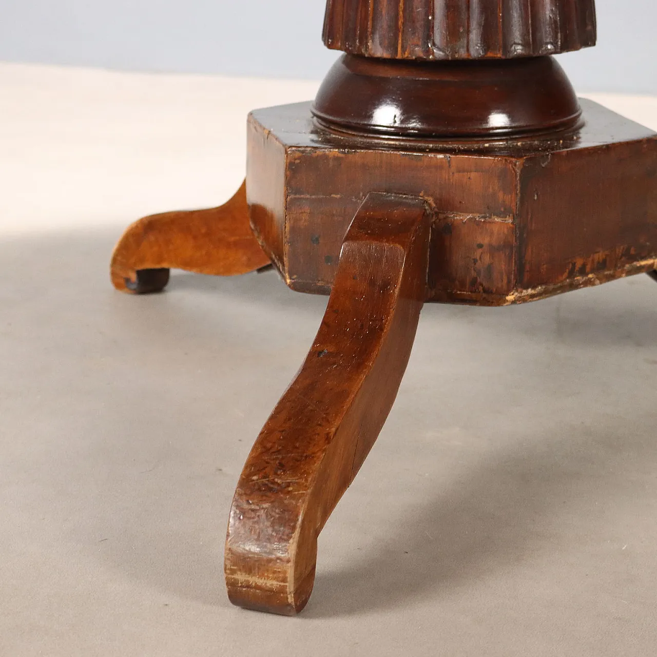 Tavolo rotondo in noce, metà '800 6