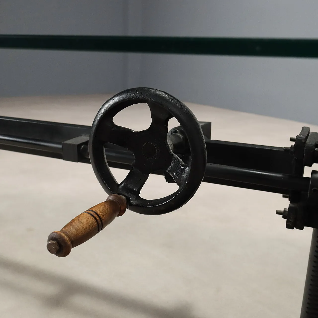 Tavolino in vetro e ferro con meccanismo regolabile, '900 9