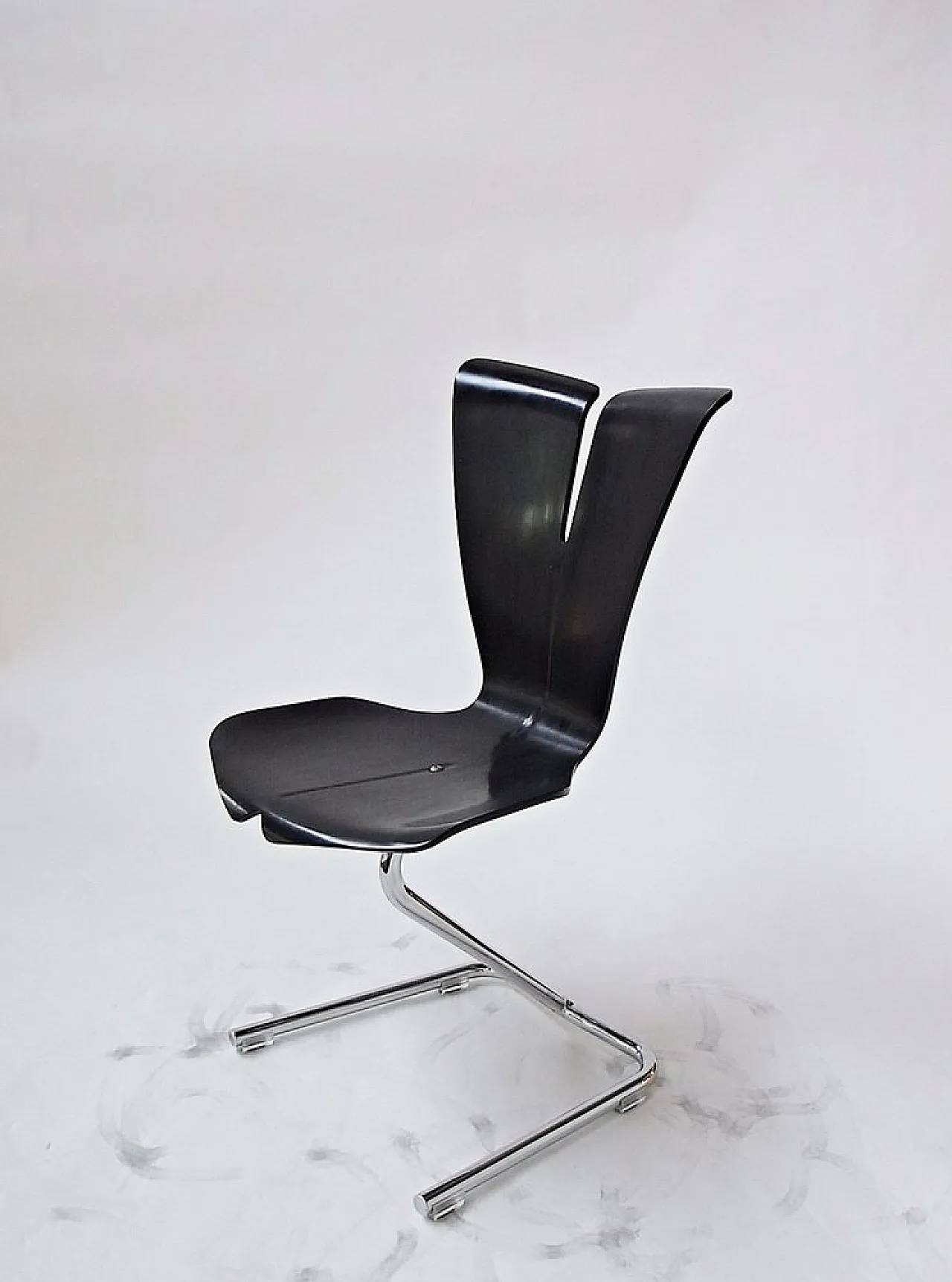 Robin B6 Cantilever chair by Alison Smithson for Tecta, 1990s 3