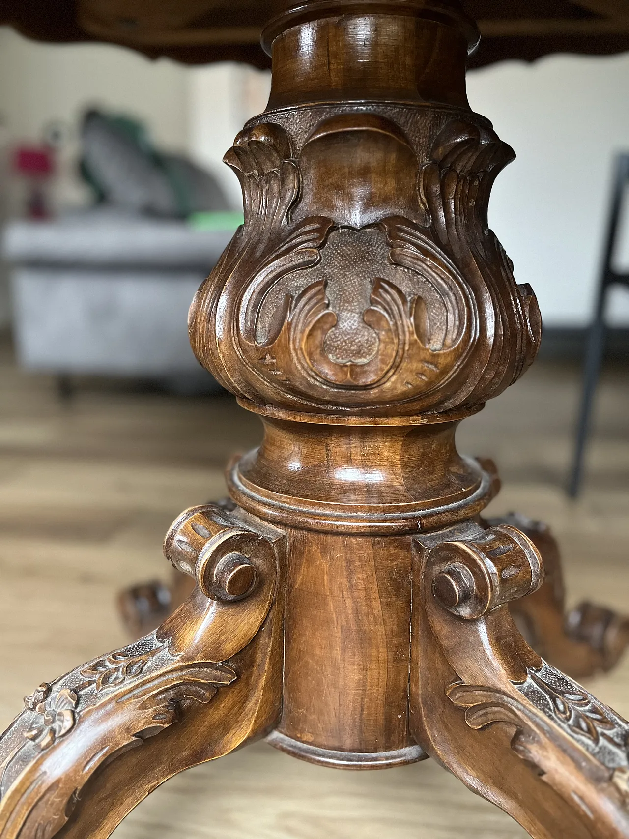 Round extendable table in carved wood, 20th century 1