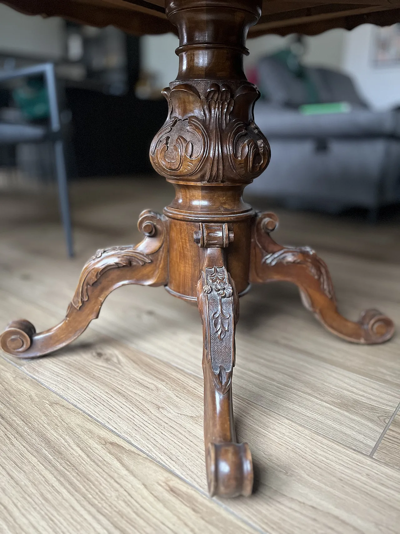 Round extendable table in carved wood, 20th century 2