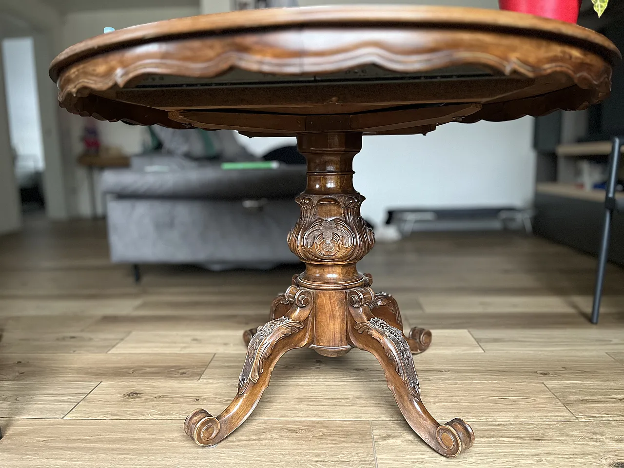 Round extendable table in carved wood, 20th century 3
