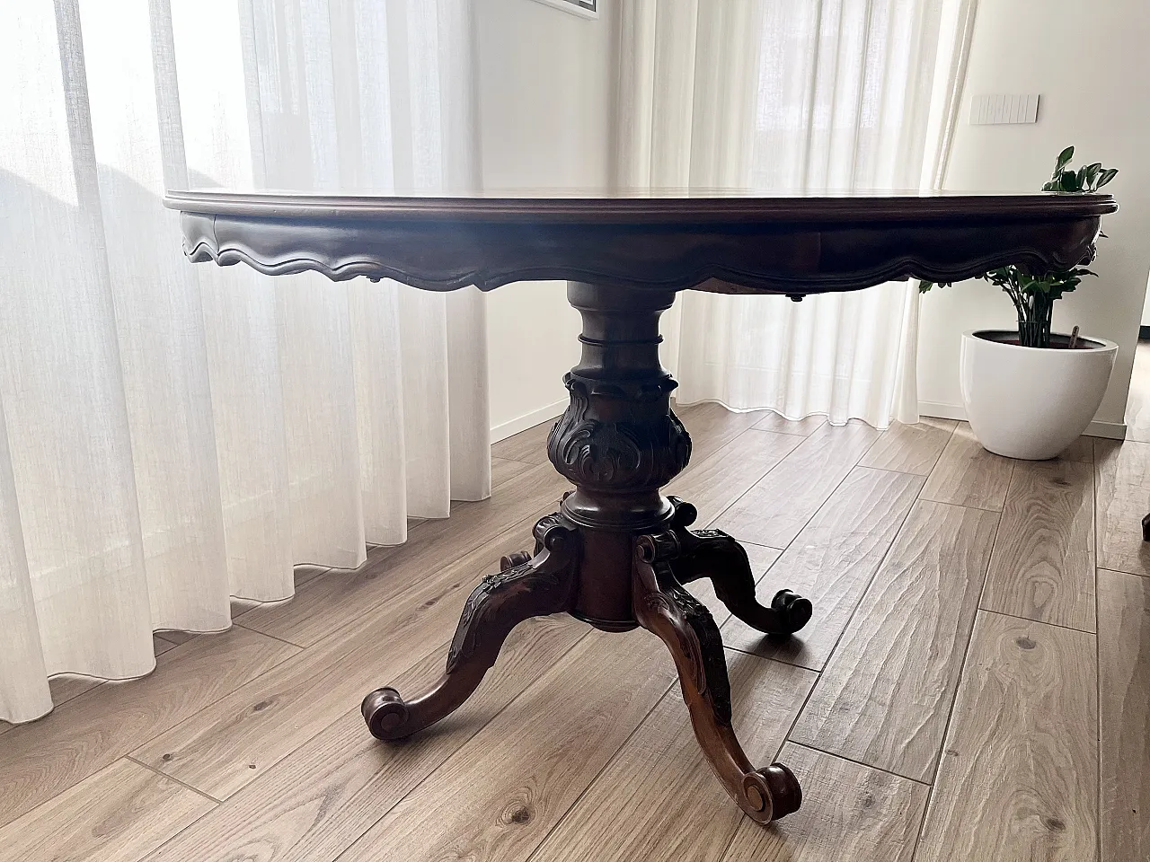 Round extendable table in carved wood, 20th century 4