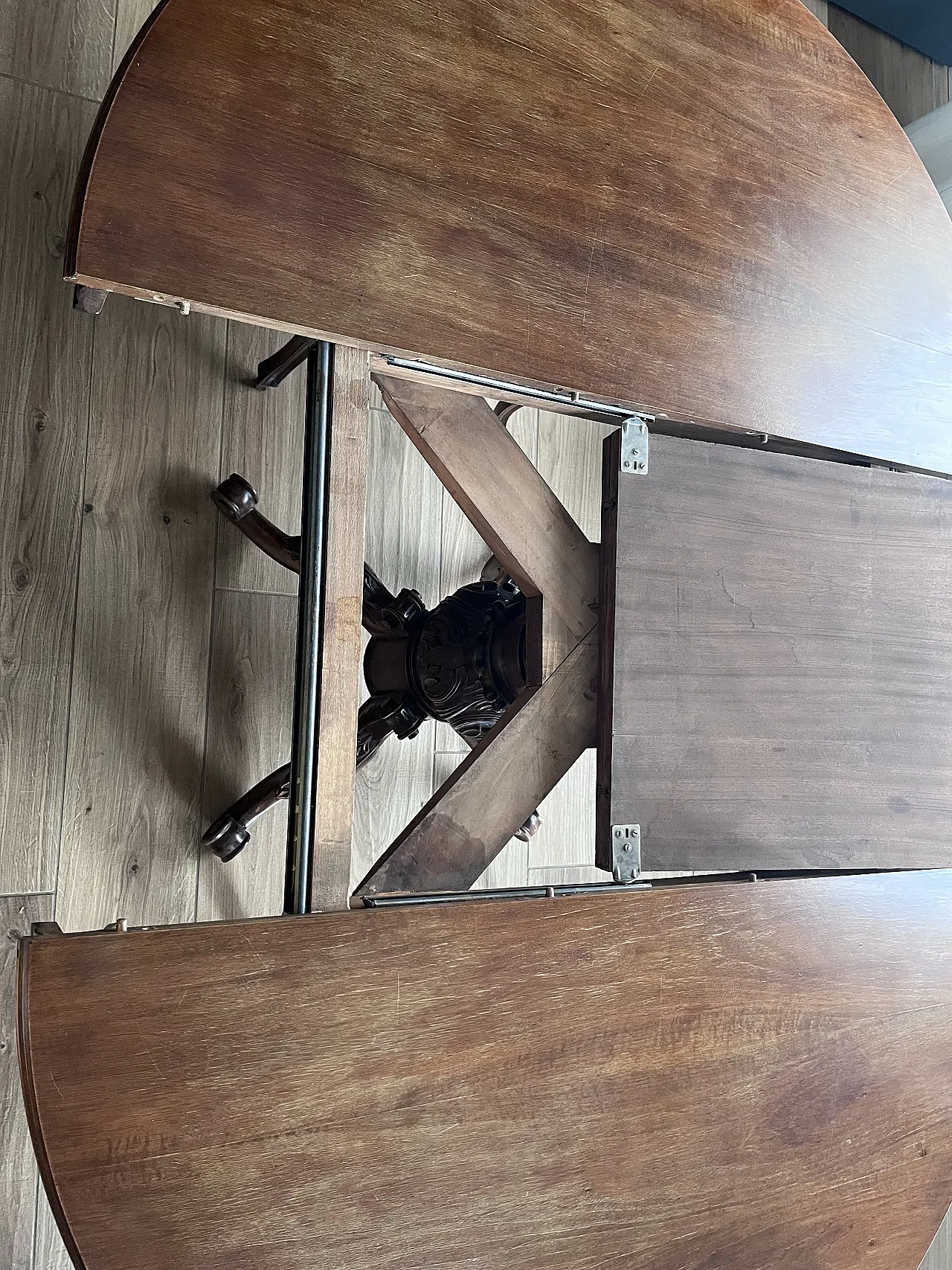 Round extendable table in carved wood, 20th century 7