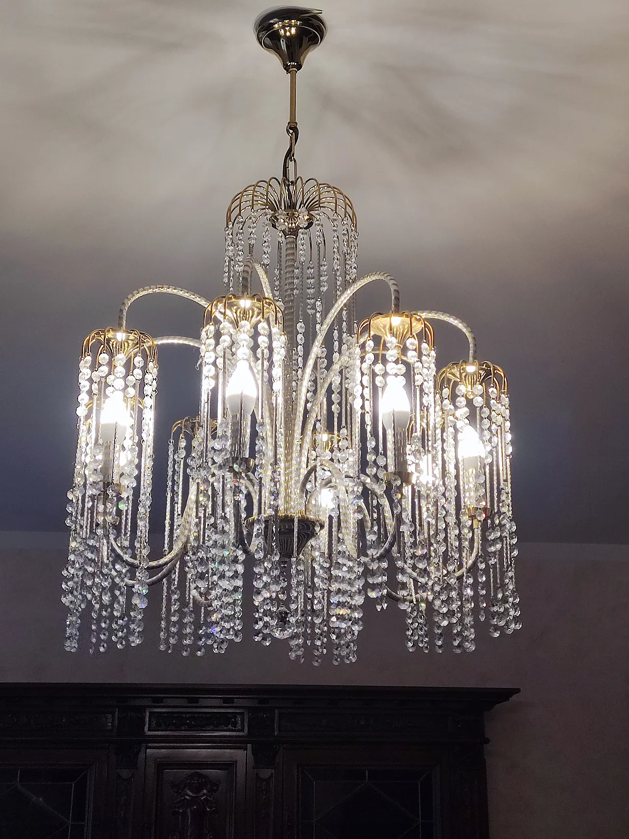 Classic cascading chandelier in crystal and gilded brass, 1980s 1