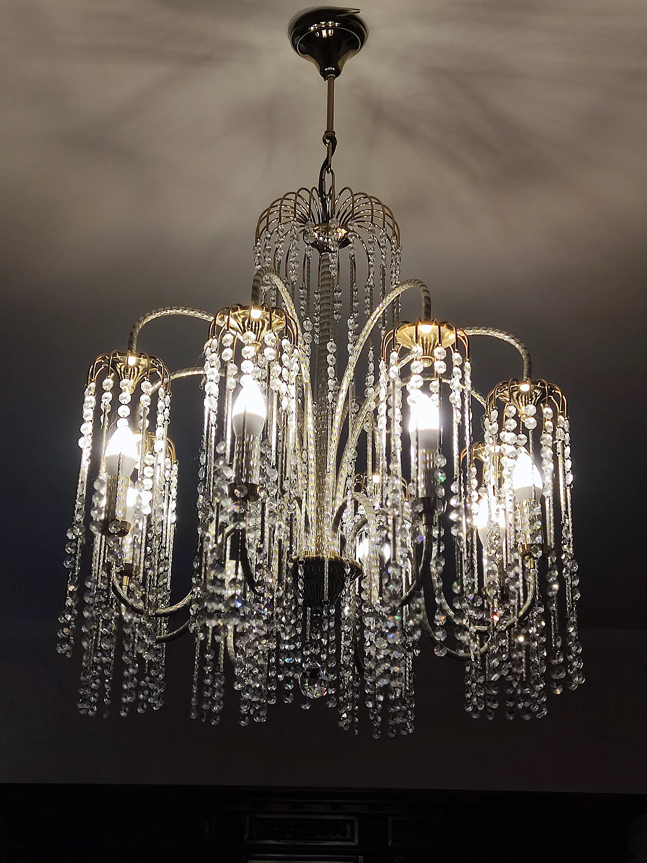 Classic cascading chandelier in crystal and gilded brass, 1980s 3
