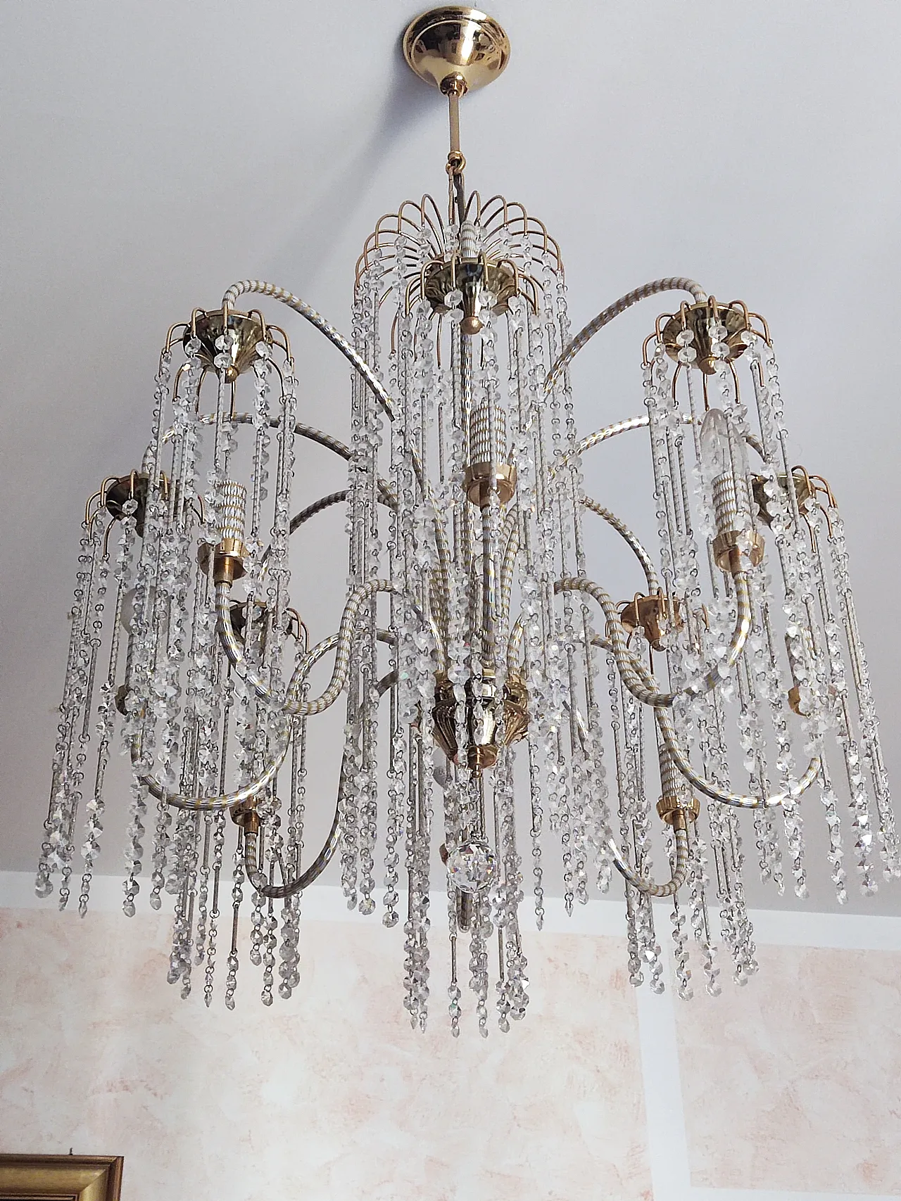 Classic cascading chandelier in crystal and gilded brass, 1980s 4