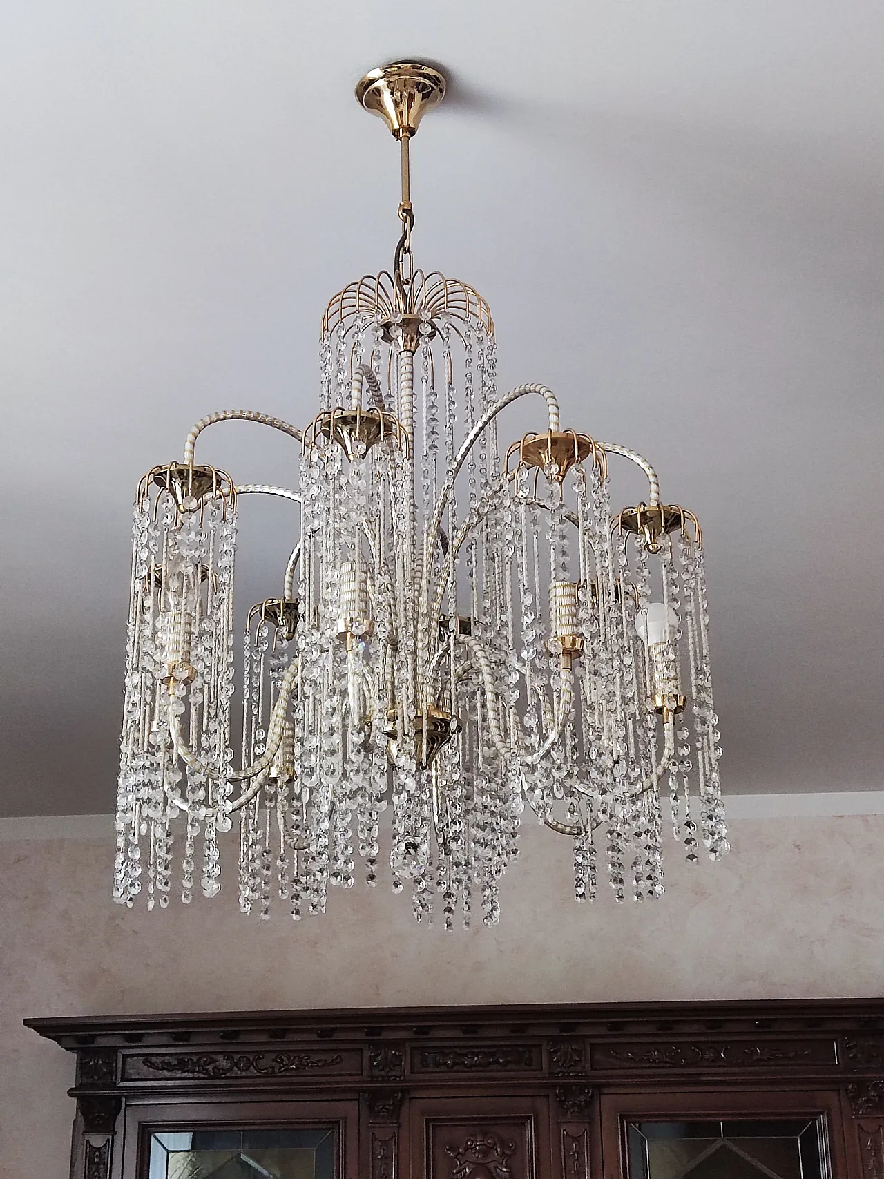 Classic cascading chandelier in crystal and gilded brass, 1980s 7