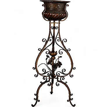 Vaso da fiori in rame sbalzato e nervato con treppiede in ferro, '900