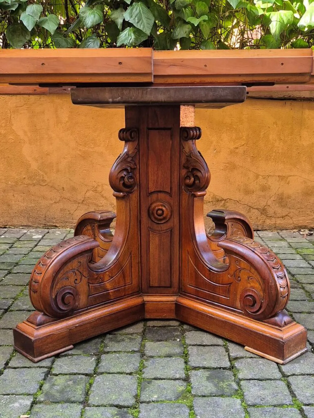 Extendable round walnut table, 19th century 2