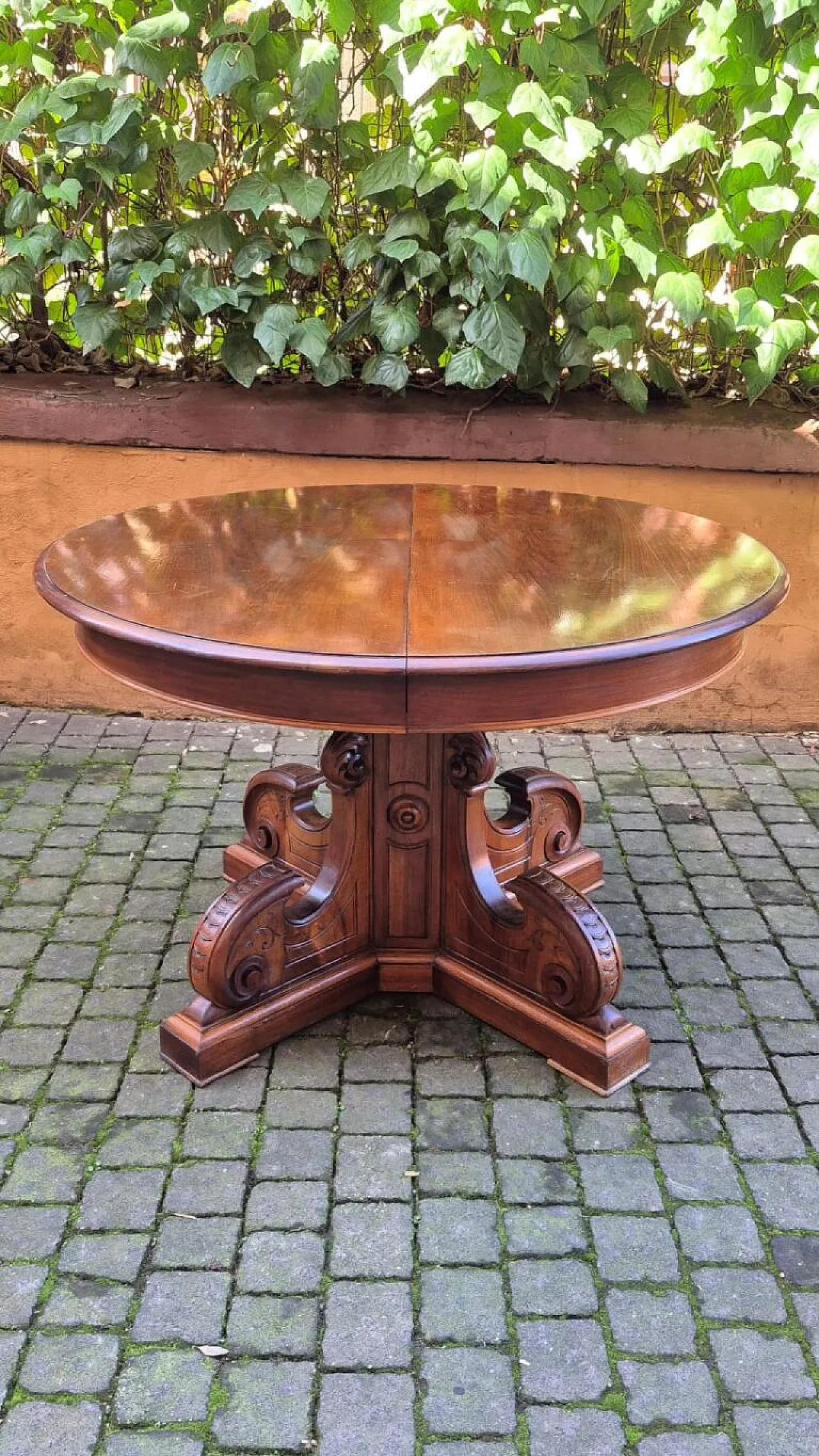 Extendable round walnut table, 19th century 4