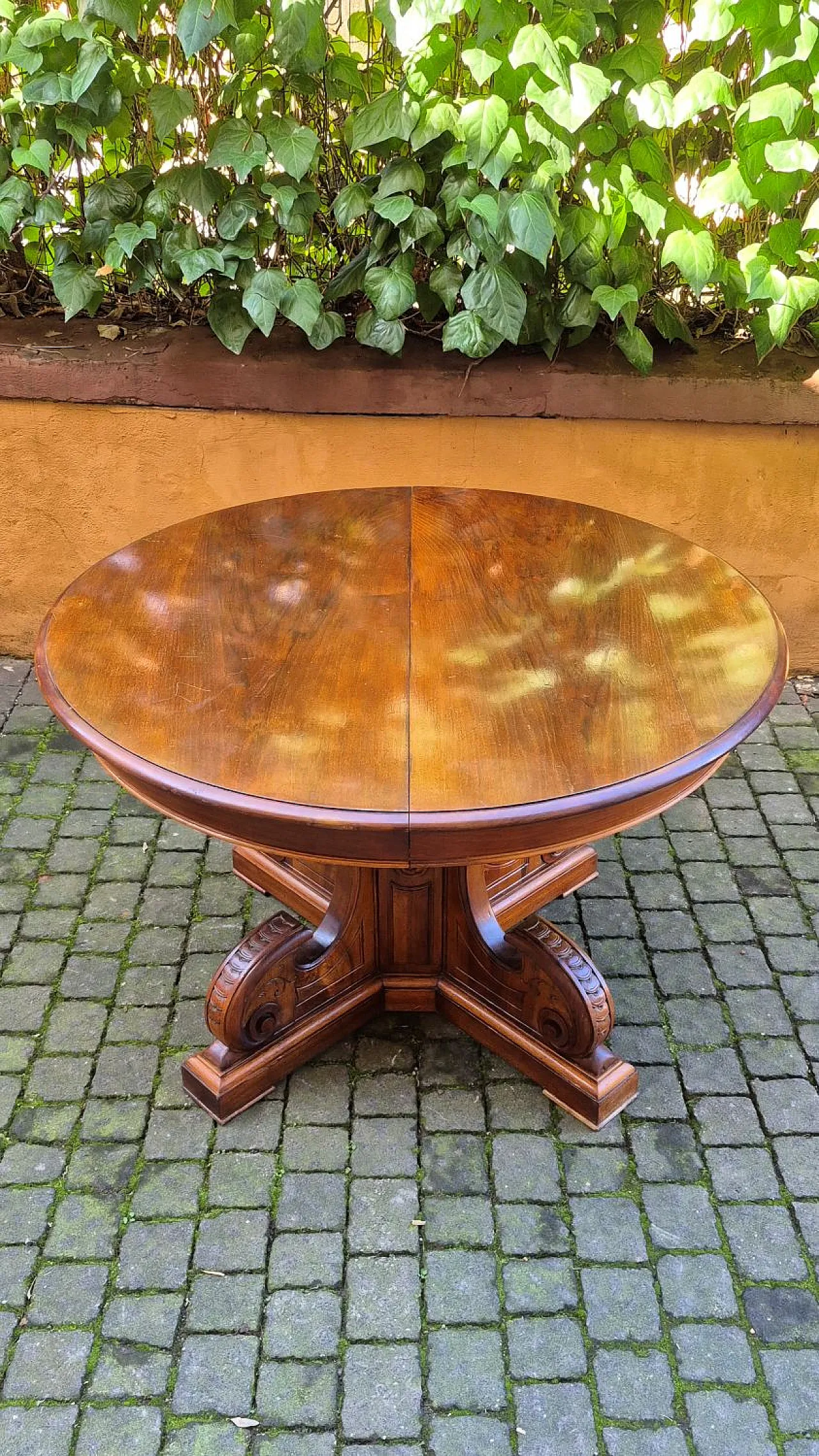 Extendable round walnut table, 19th century 5