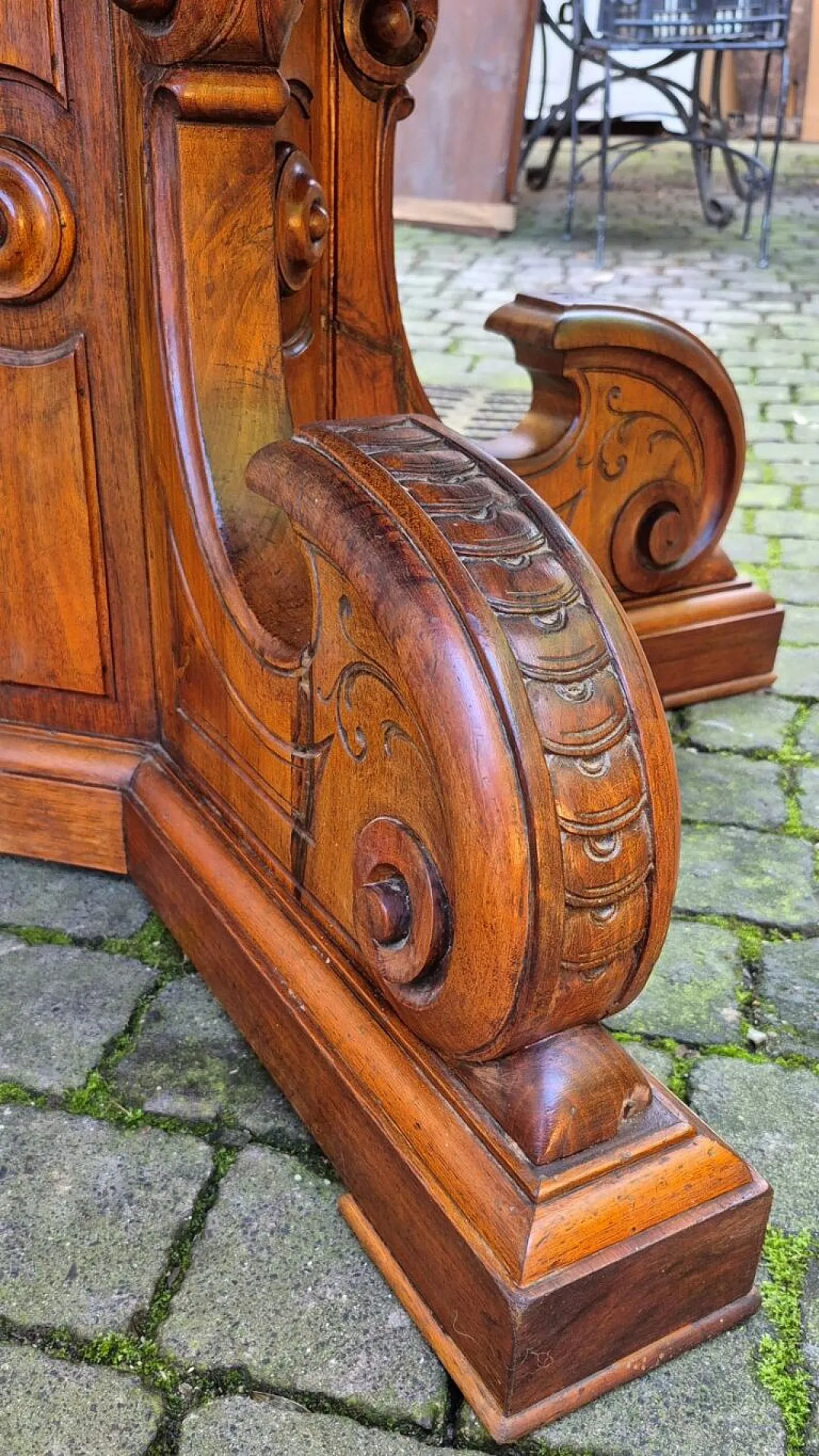 Extendable round walnut table, 19th century 9