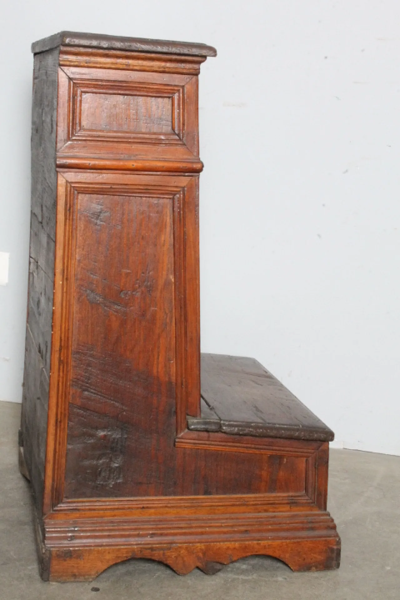 Walnut kneeler, Umbria, early 18th century 2