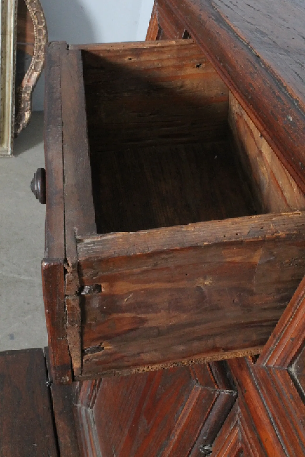 Walnut kneeler, Umbria, early 18th century 6