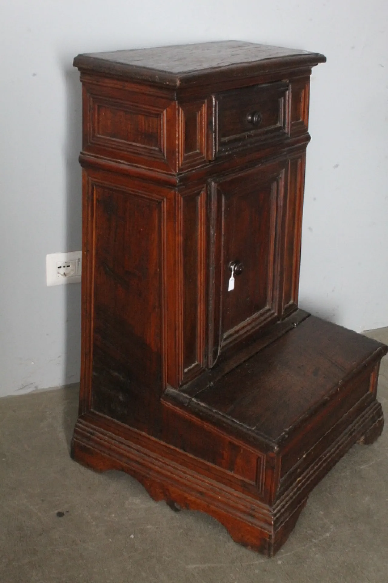 Walnut kneeler, Umbria, early 18th century 9