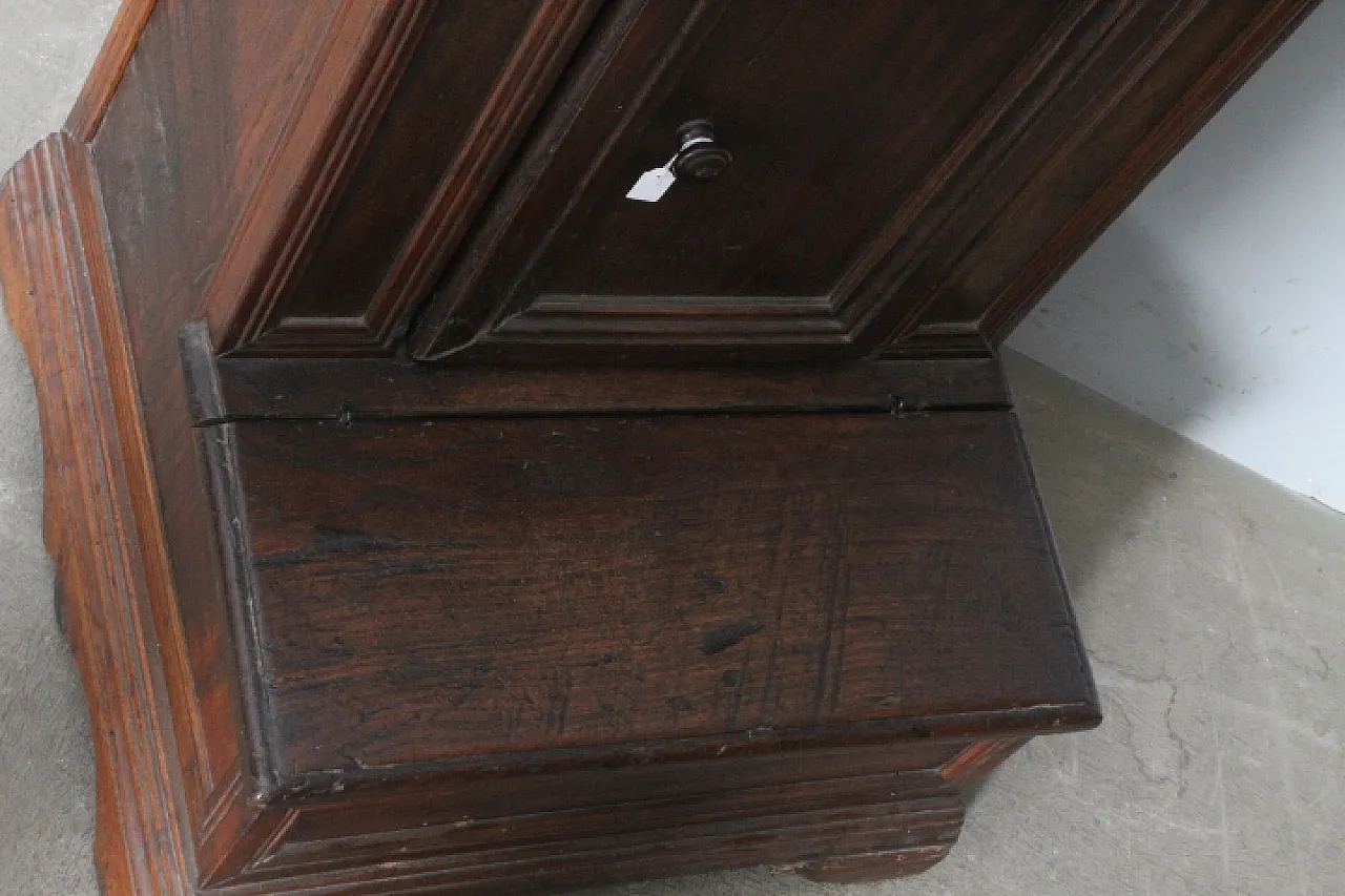 Walnut kneeler, Umbria, early 18th century 10