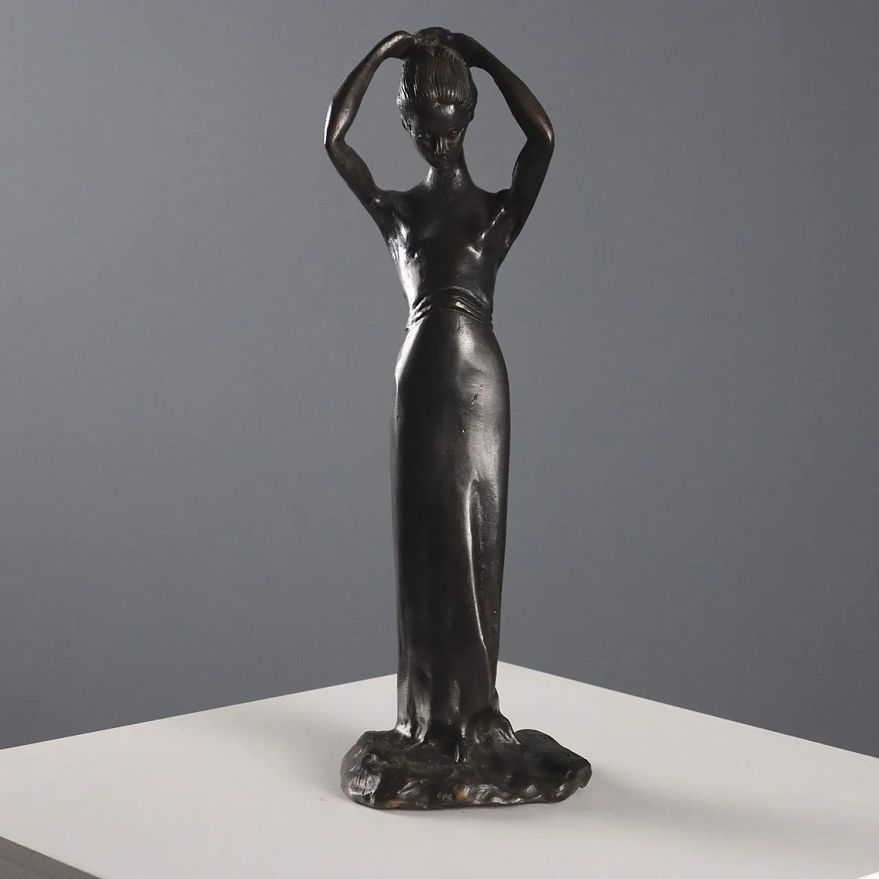 Fanciulla con le mani tra i capelli, scultura in bronzo, '900 1