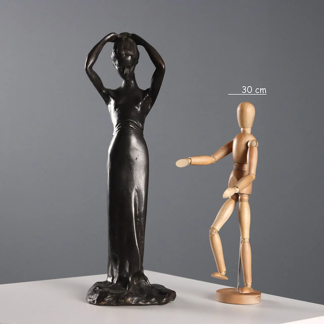 Fanciulla con le mani tra i capelli, scultura in bronzo, '900 2