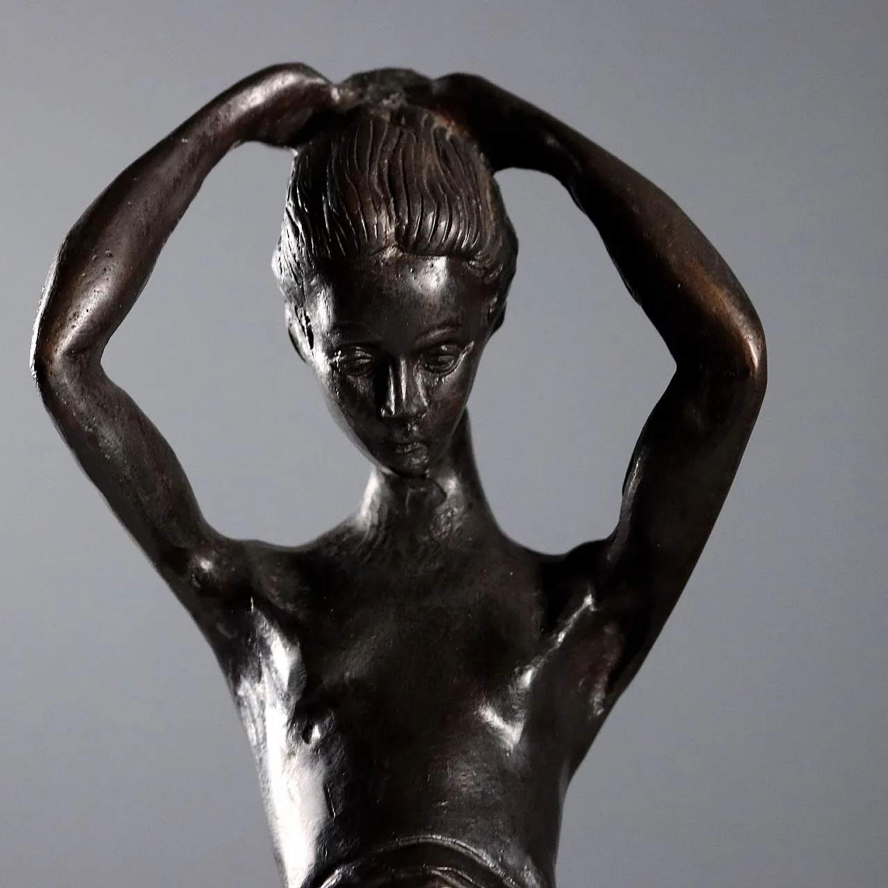 Fanciulla con le mani tra i capelli, scultura in bronzo, '900 3